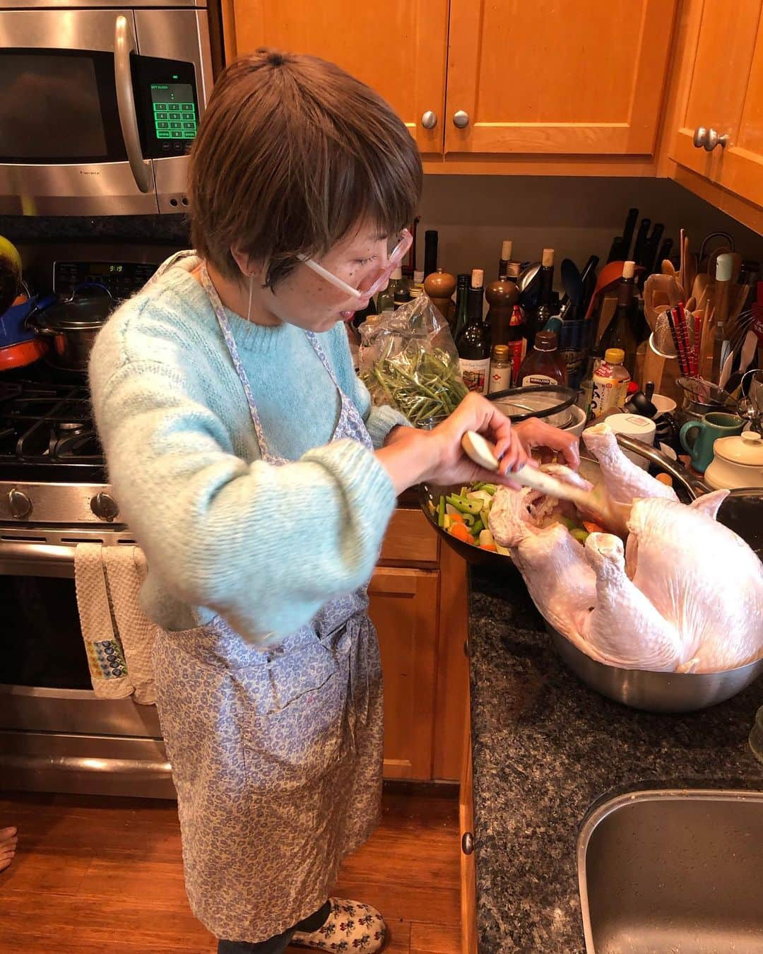 福田淳子さんのインスタグラム写真 - (福田淳子Instagram)「Thanksgiving party 準備編〈料理〉 ちらっと説明しましたが、アメリカでは11月の第4木曜日はサンクスギビングディと呼ばれておりまして祭日になります。この日はそれぞれのおうちで定番のごちそうを食べます。ターキーは共通ですが、それ以外は地域（州）によって違うらしい。日本のお正月にちょっと似た感じ。ルーツとかの細かなことはグーグル先生に譲るとして、このサンクスギビングからアメリカのホリデーシーズンがスタートして、年末までウキウキな感じが続きます。  そんなわけで、夕方からパーティなので朝からごちそうをひたすら作ってるの図。とりあえずメインのターキーを。今年は21ポンド（約9.5kg）で過去最高のサイズ。ブレイン液に一晩浸したら、玉ねぎ、にんじん、セロリ、りんごを炒めてローズマリーやセージと一緒にお腹に詰めて、溶かしバターを塗ってオーブンへ。今年は胸肉のポッケにもバターを。そして、焼いて１時間後にフリップ！ みんなにも手伝ってもらって、とにかく作業。  天気が良くて、みんなは朝のランニングに行っておりました。（私はオーブンのターキーの見張りがあったのでお留守番）←嘘です。ターキーいなくても、マラソン無理笑。  #2019jautumntrip  #もう帰国してます #thanksgiving  #thanksgivingdinner  #マラソン女子うらやましい #大量のオレンジ果汁はクランベリーソースに使います」12月23日 21時11分 - junjunfukuda