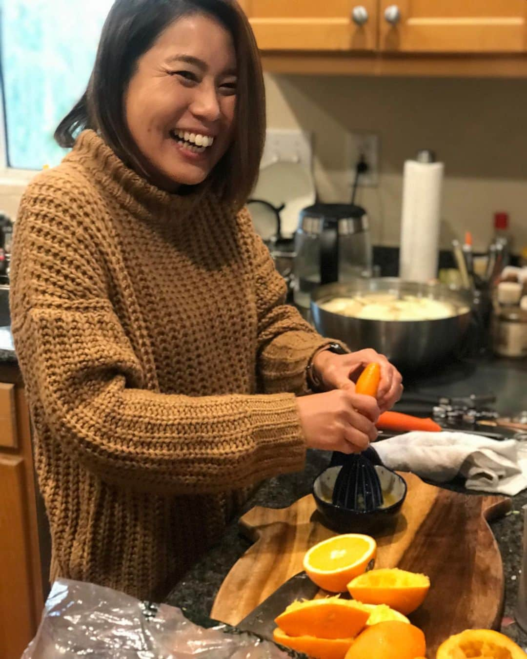 福田淳子さんのインスタグラム写真 - (福田淳子Instagram)「Thanksgiving party 準備編〈料理〉 ちらっと説明しましたが、アメリカでは11月の第4木曜日はサンクスギビングディと呼ばれておりまして祭日になります。この日はそれぞれのおうちで定番のごちそうを食べます。ターキーは共通ですが、それ以外は地域（州）によって違うらしい。日本のお正月にちょっと似た感じ。ルーツとかの細かなことはグーグル先生に譲るとして、このサンクスギビングからアメリカのホリデーシーズンがスタートして、年末までウキウキな感じが続きます。  そんなわけで、夕方からパーティなので朝からごちそうをひたすら作ってるの図。とりあえずメインのターキーを。今年は21ポンド（約9.5kg）で過去最高のサイズ。ブレイン液に一晩浸したら、玉ねぎ、にんじん、セロリ、りんごを炒めてローズマリーやセージと一緒にお腹に詰めて、溶かしバターを塗ってオーブンへ。今年は胸肉のポッケにもバターを。そして、焼いて１時間後にフリップ！ みんなにも手伝ってもらって、とにかく作業。  天気が良くて、みんなは朝のランニングに行っておりました。（私はオーブンのターキーの見張りがあったのでお留守番）←嘘です。ターキーいなくても、マラソン無理笑。  #2019jautumntrip  #もう帰国してます #thanksgiving  #thanksgivingdinner  #マラソン女子うらやましい #大量のオレンジ果汁はクランベリーソースに使います」12月23日 21時11分 - junjunfukuda