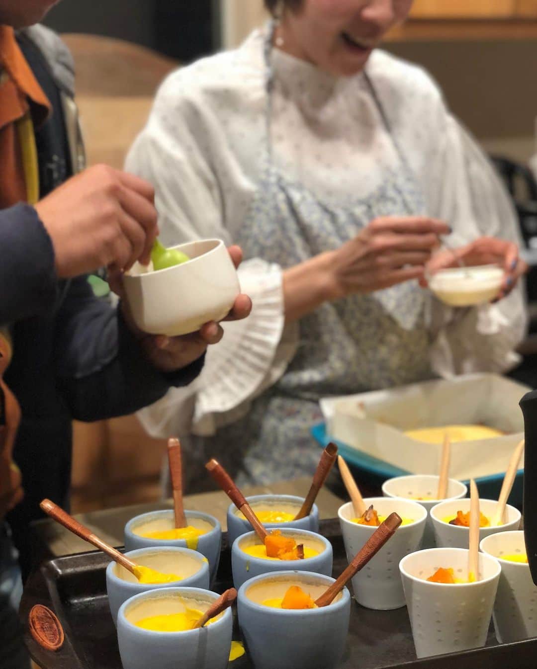 福田淳子さんのインスタグラム写真 - (福田淳子Instagram)「Thanksgiving party 準備編〈料理〉 ちらっと説明しましたが、アメリカでは11月の第4木曜日はサンクスギビングディと呼ばれておりまして祭日になります。この日はそれぞれのおうちで定番のごちそうを食べます。ターキーは共通ですが、それ以外は地域（州）によって違うらしい。日本のお正月にちょっと似た感じ。ルーツとかの細かなことはグーグル先生に譲るとして、このサンクスギビングからアメリカのホリデーシーズンがスタートして、年末までウキウキな感じが続きます。  そんなわけで、夕方からパーティなので朝からごちそうをひたすら作ってるの図。とりあえずメインのターキーを。今年は21ポンド（約9.5kg）で過去最高のサイズ。ブレイン液に一晩浸したら、玉ねぎ、にんじん、セロリ、りんごを炒めてローズマリーやセージと一緒にお腹に詰めて、溶かしバターを塗ってオーブンへ。今年は胸肉のポッケにもバターを。そして、焼いて１時間後にフリップ！ みんなにも手伝ってもらって、とにかく作業。  天気が良くて、みんなは朝のランニングに行っておりました。（私はオーブンのターキーの見張りがあったのでお留守番）←嘘です。ターキーいなくても、マラソン無理笑。  #2019jautumntrip  #もう帰国してます #thanksgiving  #thanksgivingdinner  #マラソン女子うらやましい #大量のオレンジ果汁はクランベリーソースに使います」12月23日 21時11分 - junjunfukuda