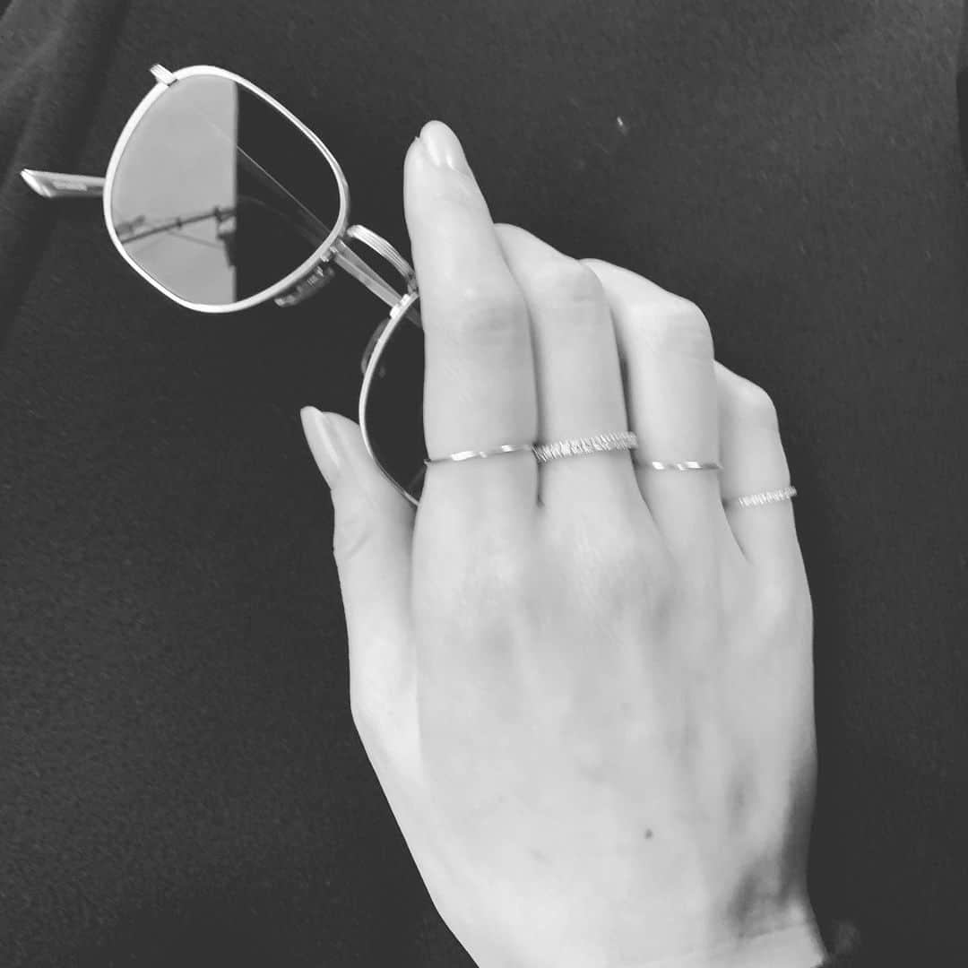 神山まりあさんのインスタグラム写真 - (神山まりあInstagram)「Ring Ring Ring🔔  中指は作ってもらった指輪、それ以外は @hirotakajewelry 😘 第一関節にもつけたくなる。 華奢アクセが気分なクリスマス🎄  #christmas #hirotaka #jewelry #fashion #mom #love #happy #fun #grateful」12月23日 21時22分 - mariakamiyama