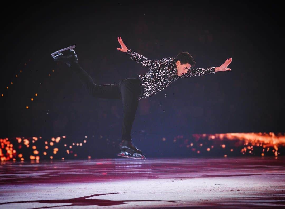 ハビエル・ラジャのインスタグラム：「Continuamos con los shows y hoy nos toca en Colmenar Viejo ⛸ . Os esperamos en la Villa de Navidad ❄️ . 📍Recinto ferial . A las 18.00 & 19.00 🤗 . . 📸 @hortensiodiasclaros」