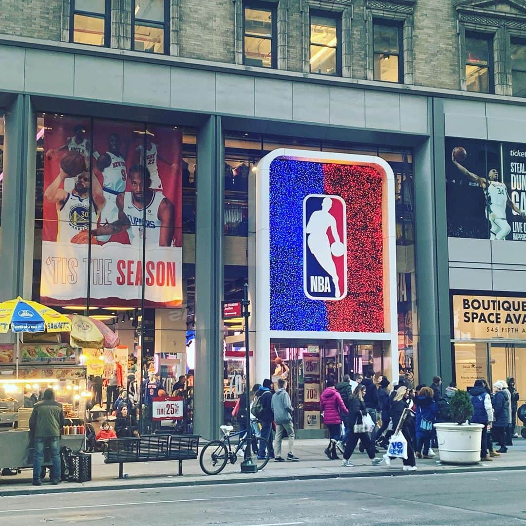 中村剛大のインスタグラム：「#NBAstore #NYC #ilovebasketball #夢の空間 #まだ八村グッズは置いていなかった #デュラントの手が大きすぎて #クリスポールはそうでもなかった #シャックのバッシュが42センチ」