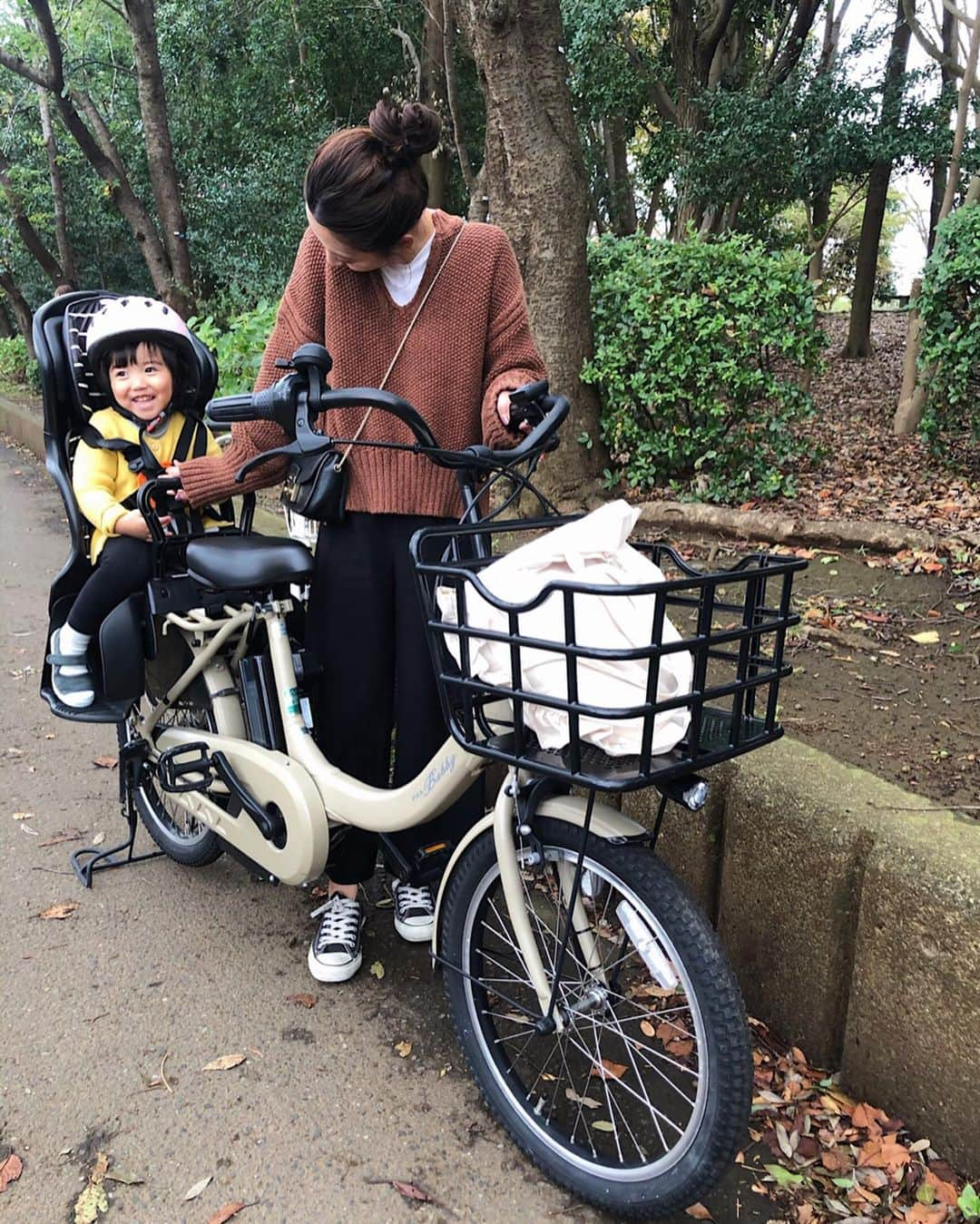 ayuさんのインスタグラム写真 - (ayuInstagram)「. 皆さん、電動アシスト自転車何乗ってますか？？ ヤマハPASアンバサダーとして約1年間PASを愛用してきました！ . PASが我が家に届いてから、自転車に乗るのが楽しい\( ¨̮ )/笑 どこまででも行けちゃう気分になります🚲 自転車でのお出かけも増えて、子供たちも楽しいみたい♩ 最近は涼しくなってきて過ごしやすくなったので、本当に気持ちいいのです🚲🍂 . . サイズ感は20インチとコンパクト🚲 私は背も低く、子供を乗せるとなると足がきちんと地に着かないと不安で、、以前も普通の自転車で20インチを乗っていました。 ですが、タイヤが小さい分たくさん漕がなければならず、毎日汗だくでの送り迎えに💦 PASも同じ20インチですが、さすが電動アシスト自転車ですね😳快適の一言です！！ ギアも3段階ついてるので、タイヤが小さく大変！と思うことは全くないです！ 足もしっかり地に着いて安心。 文句なしです♡ . 私は自転車で普段の買い物に行くことが多くカゴに荷物を乗せて走る事がほとんとです。 なおかつ後ろにはもれなくねね👶 PASでは走行中、フラフラするという怖さもかなり軽減されました！！！ 安定感ばっちりで、坂道であろうと驚くほどスイスイ〜。 安心してお買い物に行けるようになりました！ . 子供連れての毎日のお買い物。 ちょっとそこまでのスーパーでも本当に大変なんですよね、、。 ほんのちょっとしたストレスでも毎日からなくなるだけで、穏やかに過ごせる時間が増えます✨ 本当にもっと早く欲しかった！！と思うほど、PASは無くてはならない物になりました🥺✨✨ . #電動アシスト自転車#電動自転車#自転車 #子供乗せ自転車 #ヤマハパス #ヤマハPAS #yamahapas #ヤマハ#YAMAHA#Babbyun#アンバサダー」12月23日 21時17分 - memeyuyu