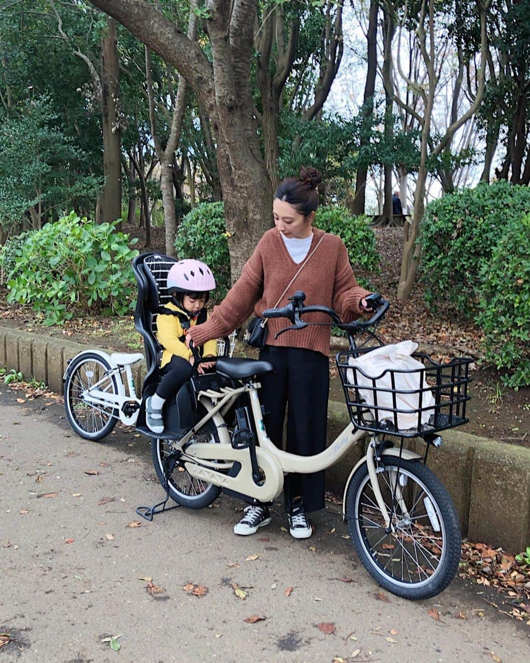 ayuさんのインスタグラム写真 - (ayuInstagram)「. 皆さん、電動アシスト自転車何乗ってますか？？ ヤマハPASアンバサダーとして約1年間PASを愛用してきました！ . PASが我が家に届いてから、自転車に乗るのが楽しい\( ¨̮ )/笑 どこまででも行けちゃう気分になります🚲 自転車でのお出かけも増えて、子供たちも楽しいみたい♩ 最近は涼しくなってきて過ごしやすくなったので、本当に気持ちいいのです🚲🍂 . . サイズ感は20インチとコンパクト🚲 私は背も低く、子供を乗せるとなると足がきちんと地に着かないと不安で、、以前も普通の自転車で20インチを乗っていました。 ですが、タイヤが小さい分たくさん漕がなければならず、毎日汗だくでの送り迎えに💦 PASも同じ20インチですが、さすが電動アシスト自転車ですね😳快適の一言です！！ ギアも3段階ついてるので、タイヤが小さく大変！と思うことは全くないです！ 足もしっかり地に着いて安心。 文句なしです♡ . 私は自転車で普段の買い物に行くことが多くカゴに荷物を乗せて走る事がほとんとです。 なおかつ後ろにはもれなくねね👶 PASでは走行中、フラフラするという怖さもかなり軽減されました！！！ 安定感ばっちりで、坂道であろうと驚くほどスイスイ〜。 安心してお買い物に行けるようになりました！ . 子供連れての毎日のお買い物。 ちょっとそこまでのスーパーでも本当に大変なんですよね、、。 ほんのちょっとしたストレスでも毎日からなくなるだけで、穏やかに過ごせる時間が増えます✨ 本当にもっと早く欲しかった！！と思うほど、PASは無くてはならない物になりました🥺✨✨ . #電動アシスト自転車#電動自転車#自転車 #子供乗せ自転車 #ヤマハパス #ヤマハPAS #yamahapas #ヤマハ#YAMAHA#Babbyun#アンバサダー」12月23日 21時17分 - memeyuyu