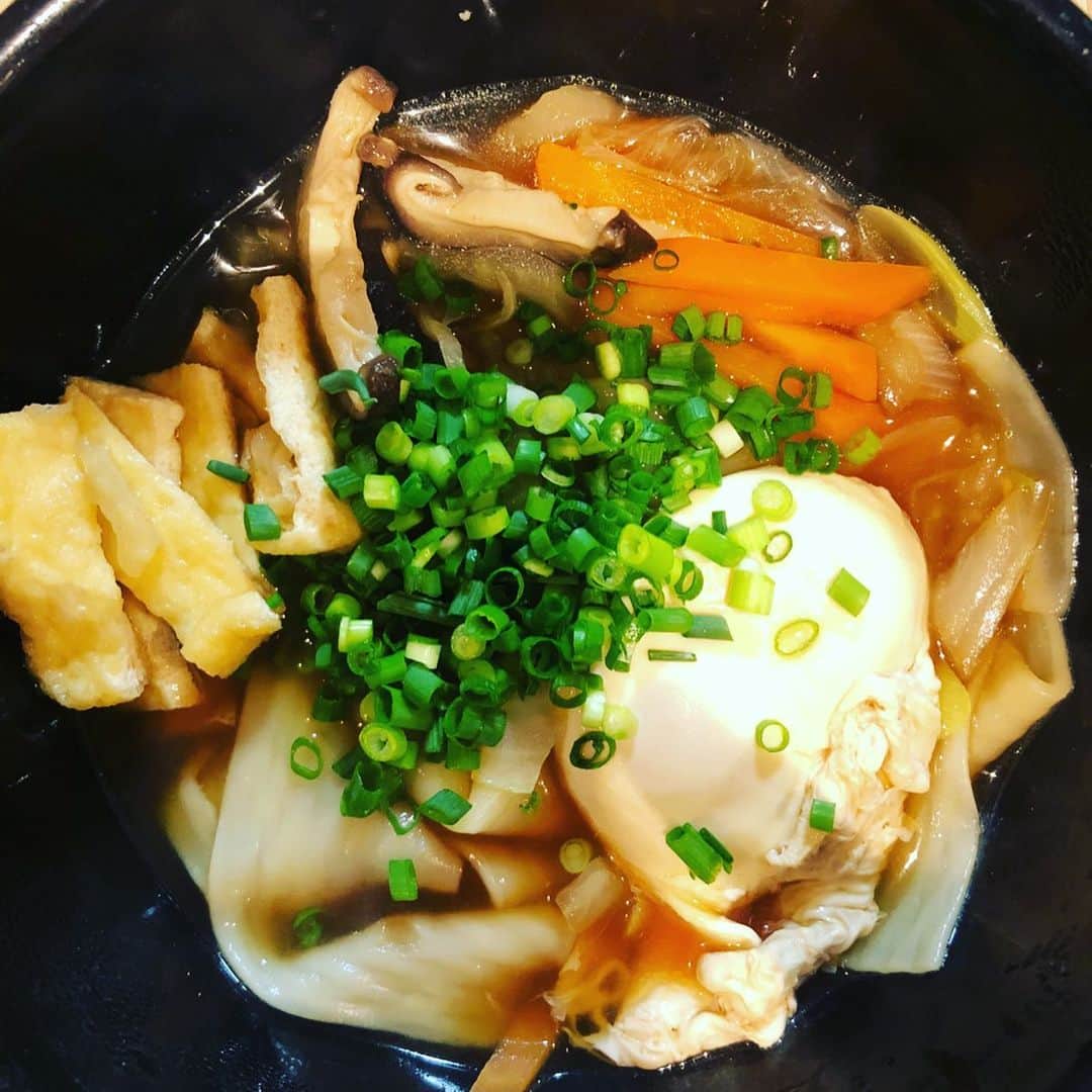 逸見太郎のインスタグラム：「太っ😲  #ひもかわうどん#幅広麺#かつおだし#めんつゆ#ご当地グルメ#郷土料理#群馬県#桐生市  麺の太さは茹でる前と比べておよそ 2倍の約4cm❗️ 現地では10cm以上の幅広麺もいただけるらしく、是非行ってみたい😋」