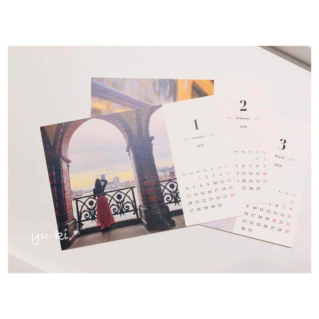 のインスタグラム：「. 🗓 . △ Calendar 2020 △ . . 久しぶりのグッズ制作！ ご要望いただいたカレンダーを作りました＊＊ 木製スタンド付き、裏面には スケジュールを記入できるデザインです ✏︎ ⋆˚ . ☞ Calendar ¥2200 . 今週末のイベントで販売します＊ . ∵  12/28-29 ∵ 下北沢シアターミネルヴァ . 会場でご購入いただいた方で ご希望の方には お好みの月にサインをお入れします♡ 是非お声掛けください☺︎ . #calendar2020 #deskcalendar #originalgoods #photography #カレンダー2020 #卓上カレンダー #オリジナルグッズ」