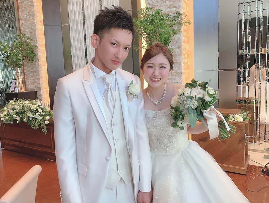 鈴木 あやさんのインスタグラム写真 - (鈴木 あやInstagram)「. 大好きなまりこの結婚式👰🏻♥️ . ストーリーには沢山載せたけど 投稿にも残しておきたいから🙏🏻 . まりこ本当に綺麗で可愛かった☺️💕 . 豊橋でのレオパレス時代👈🏻 本当にいつも一緒にいたね🤣 . 平日は常に一緒、休日地元に帰って遊んでても 結局いつも一緒に遊んでたなぁ😌💭 . お互い色んな珍事件ありすぎて みんなに言えない事もいっぱい🤣🤫👈🏻 . ちょっと抜けてるけど🤏🏻 いつも笑顔で、真剣に話聞いてるのに なんで笑ってるんだ？？🤨って 上司に突っ込まれるぐらい ずーっとにこにこしてるまりこが 本当に癒しで大好き🥺♥️ . . お爺ちゃんキラーなのは 今でも健在だった👴🏻💓笑 . とっても幸せそうで 終始ほっこりしたなぁ☺️ . 結婚式って何回行っても 感動するし、素敵って思える🥺💕 . . 大好きなまりこの笑顔が ずっと絶えませんように🥳🎉✨ . 末長くお幸せにーーーっ👼🏻✨ #お呼ばれヘア #ヘアアレンジ #ヘアセット #ヘアカラー #ヘアスタイル #アレンジ #結婚式 #結婚式ヘアセット #arrange #haircolor #hairarrange #hairset #hairstyle #dress #marriage #ブランベージュ #アレンジヘア #花嫁 #ウエディングドレス」12月23日 21時30分 - ayachu69