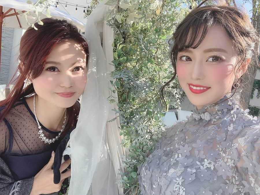 鈴木 あやさんのインスタグラム写真 - (鈴木 あやInstagram)「. 大好きなまりこの結婚式👰🏻♥️ . ストーリーには沢山載せたけど 投稿にも残しておきたいから🙏🏻 . まりこ本当に綺麗で可愛かった☺️💕 . 豊橋でのレオパレス時代👈🏻 本当にいつも一緒にいたね🤣 . 平日は常に一緒、休日地元に帰って遊んでても 結局いつも一緒に遊んでたなぁ😌💭 . お互い色んな珍事件ありすぎて みんなに言えない事もいっぱい🤣🤫👈🏻 . ちょっと抜けてるけど🤏🏻 いつも笑顔で、真剣に話聞いてるのに なんで笑ってるんだ？？🤨って 上司に突っ込まれるぐらい ずーっとにこにこしてるまりこが 本当に癒しで大好き🥺♥️ . . お爺ちゃんキラーなのは 今でも健在だった👴🏻💓笑 . とっても幸せそうで 終始ほっこりしたなぁ☺️ . 結婚式って何回行っても 感動するし、素敵って思える🥺💕 . . 大好きなまりこの笑顔が ずっと絶えませんように🥳🎉✨ . 末長くお幸せにーーーっ👼🏻✨ #お呼ばれヘア #ヘアアレンジ #ヘアセット #ヘアカラー #ヘアスタイル #アレンジ #結婚式 #結婚式ヘアセット #arrange #haircolor #hairarrange #hairset #hairstyle #dress #marriage #ブランベージュ #アレンジヘア #花嫁 #ウエディングドレス」12月23日 21時30分 - ayachu69