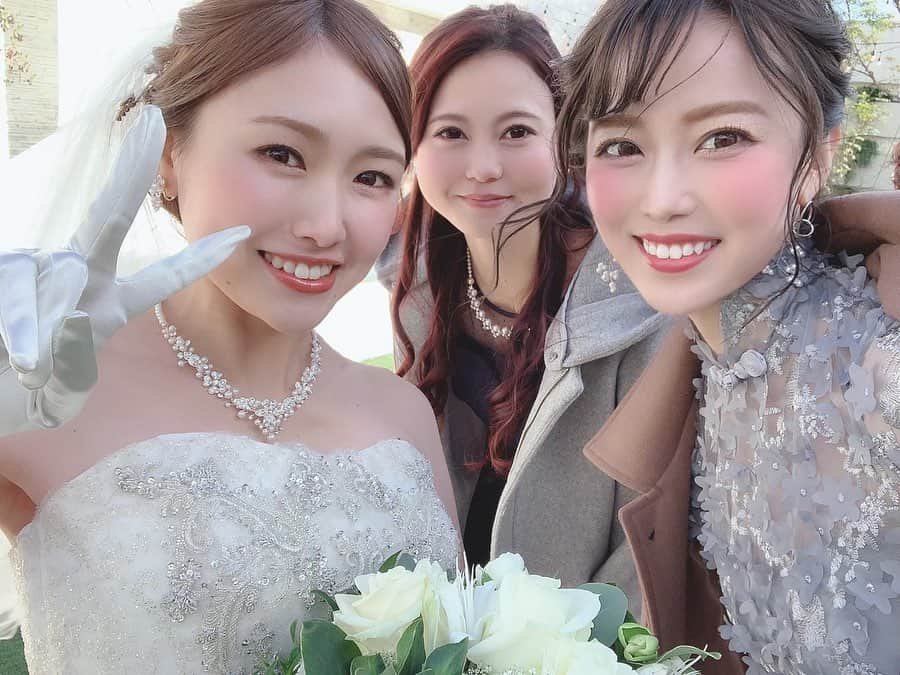 鈴木 あやさんのインスタグラム写真 - (鈴木 あやInstagram)「. 大好きなまりこの結婚式👰🏻♥️ . ストーリーには沢山載せたけど 投稿にも残しておきたいから🙏🏻 . まりこ本当に綺麗で可愛かった☺️💕 . 豊橋でのレオパレス時代👈🏻 本当にいつも一緒にいたね🤣 . 平日は常に一緒、休日地元に帰って遊んでても 結局いつも一緒に遊んでたなぁ😌💭 . お互い色んな珍事件ありすぎて みんなに言えない事もいっぱい🤣🤫👈🏻 . ちょっと抜けてるけど🤏🏻 いつも笑顔で、真剣に話聞いてるのに なんで笑ってるんだ？？🤨って 上司に突っ込まれるぐらい ずーっとにこにこしてるまりこが 本当に癒しで大好き🥺♥️ . . お爺ちゃんキラーなのは 今でも健在だった👴🏻💓笑 . とっても幸せそうで 終始ほっこりしたなぁ☺️ . 結婚式って何回行っても 感動するし、素敵って思える🥺💕 . . 大好きなまりこの笑顔が ずっと絶えませんように🥳🎉✨ . 末長くお幸せにーーーっ👼🏻✨ #お呼ばれヘア #ヘアアレンジ #ヘアセット #ヘアカラー #ヘアスタイル #アレンジ #結婚式 #結婚式ヘアセット #arrange #haircolor #hairarrange #hairset #hairstyle #dress #marriage #ブランベージュ #アレンジヘア #花嫁 #ウエディングドレス」12月23日 21時30分 - ayachu69