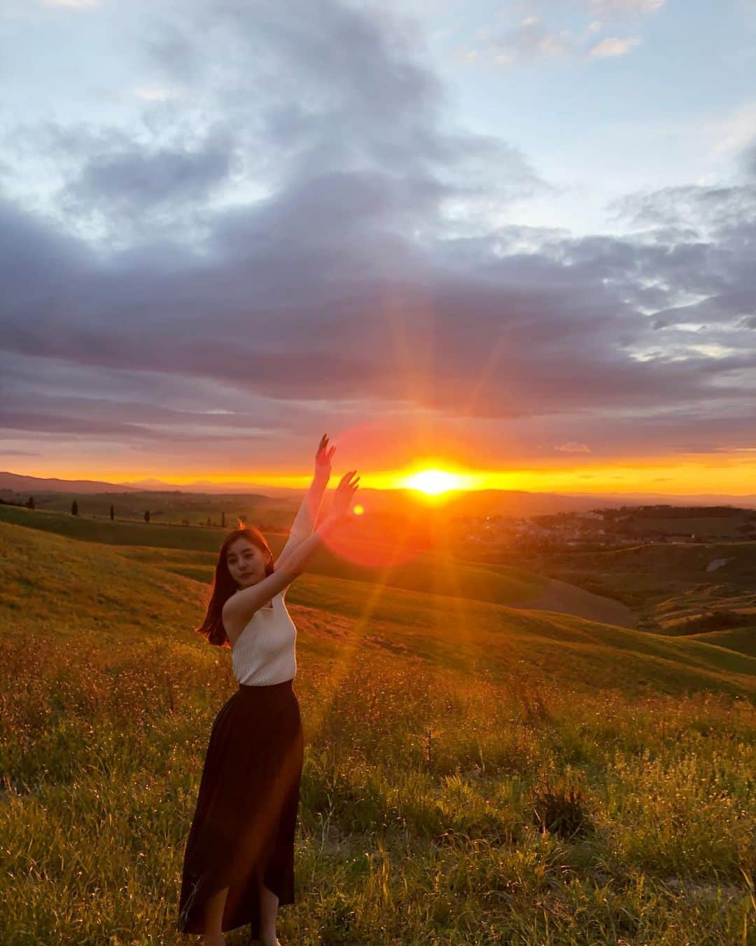 新木優子さんのインスタグラム写真 - (新木優子Instagram)「〜お知らせ〜 2nd写真集「honey」のイタリアロケに密着し、裏側を完全収録したドキュメンタリーBlu-ray「Making of ハニー」と写真集に掲載しきれなかったアザーカットを使用した【オフィシャルカレンダー2020.4-2021.3】の発売が決定しました！  また、渋谷パルコ・GALLERY XにてBlu-rayの発売記念展を開催し、2020年3月7日(土)にはトークイベントも行います！  初めて出させていただくBlu-rayはメイキング映像だと、お仕事やイベントなどではあまり見られないような、素の私の姿がたくさん見られると思うので、私自身少し緊張しますが、、☺️💦 皆さんの反応がすごく楽しみです☺️ 詳細は「honey」の特設サイトからチェックしてね♪ プロフィールのURLから飛べます✨  tops & skirt : @leinwande_official」12月23日 21時30分 - yuuuuukko_