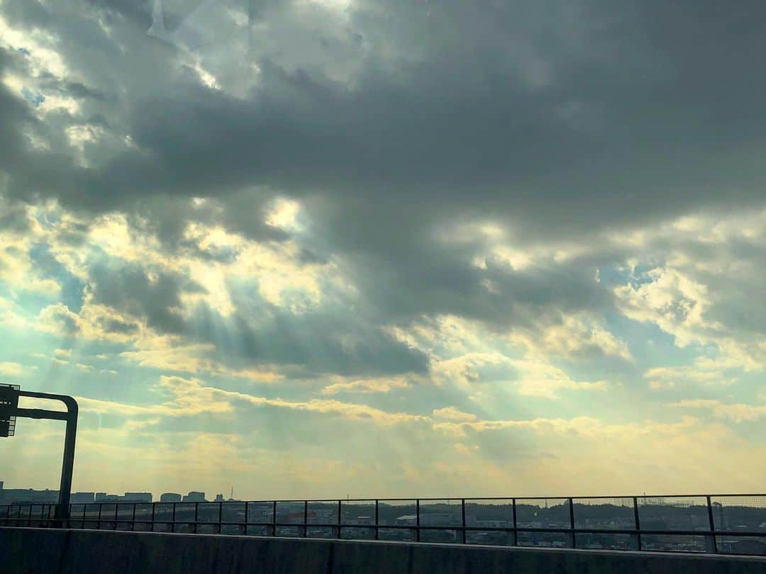 月央和沙さんのインスタグラム写真 - (月央和沙Instagram)「雲の間から 光が差す この瞬間の空を見ると なんだか有り難くて 拝みたくなります🙏🏻✨ . #師走　 #2019 #ありがたい空 #感慨深い #1年を振り返る」12月23日 21時24分 - kazusa_tsukio
