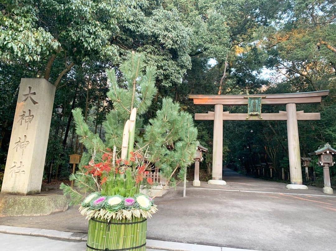 千代田唯さんのインスタグラム写真 - (千代田唯Instagram)「日本最古の神社のひとつと言われる「大神神社」 念願のお参りへ⛩✨ 三輪山という、山がご神体で 神道の古くからの伝統が続いている神社で 神主としてずっと行ってみたかったのです やっと行けた😭😭💕 ・ 自然の力ってすごいな 改めて感じました✨ 景色が綺麗、そして灯籠が幻想的なので夕方の参拝もおすすめです🌆 いつか三輪山に登ってみたい⛰✨ #大神神社 #日本最古 #神社巡り #奈良県 #神主 #神社好き  #shrine #instajapan  #cooljapan  #クリスマスも神社よ　❤️」12月23日 21時25分 - chiyodayui0920