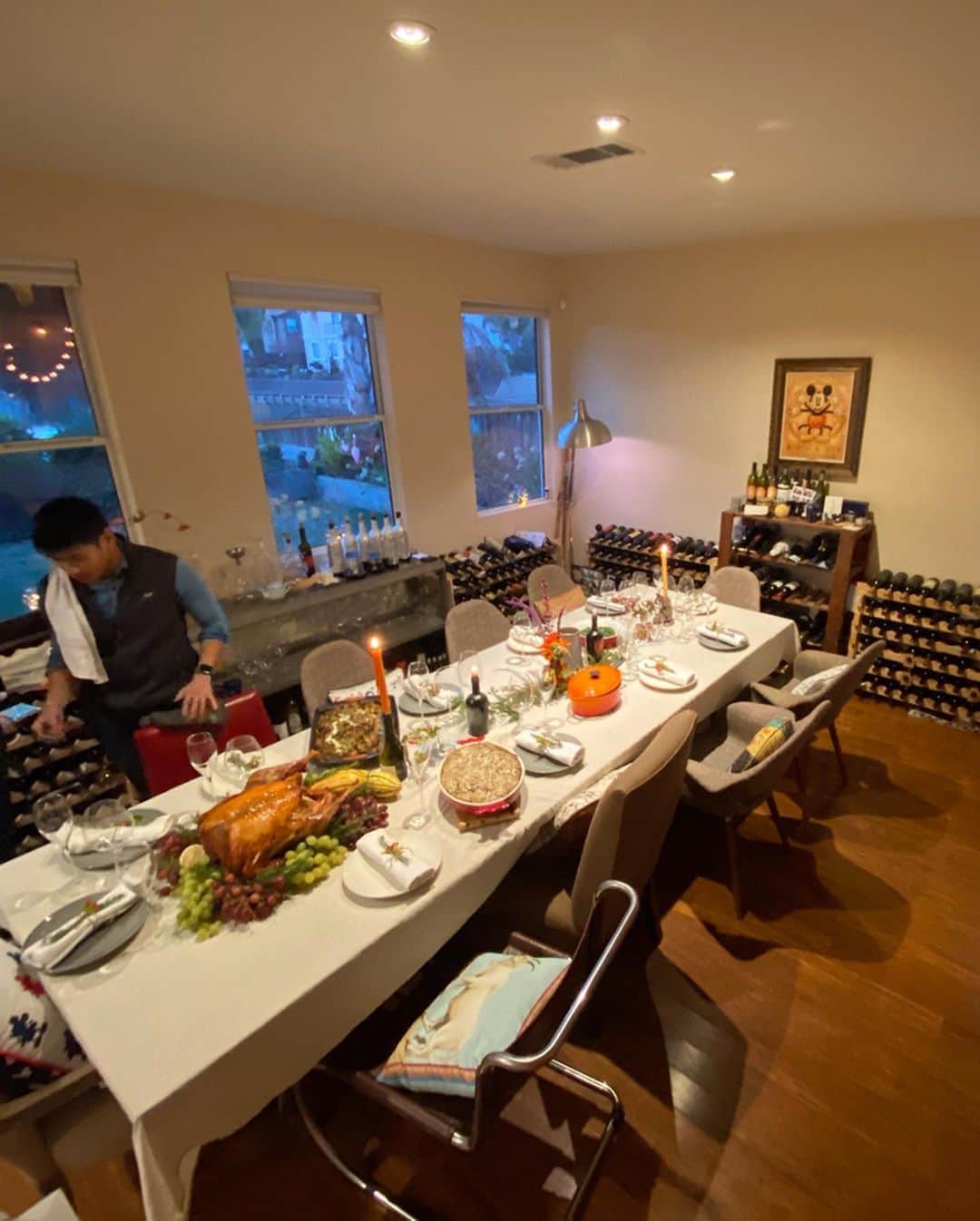 福田淳子さんのインスタグラム写真 - (福田淳子Instagram)「Thanksgiving party 準備編〈テーブルコーディネート〉  私は料理で手一杯なので、テーブルコーディネートは全て毎年Fahにおまかせ。フラワーアレンジメントから、ターキーの盛り付けやら、テーブル周りの細々したことまで全部ステキに仕上げてくれます。本物のマーサみたい！と心の中でいつも思ってます。  普段はあんまり登場しないアイロンも大活躍。 にしても10人以上お客様が来ても、ちゃんとナフキンが用意されてるこの家がすごいわー。 今年はカトラリーがとってもかわいいセットになってました。  料理もだんだん出来てきて、いよいよパーティのはじまりですよー。  #2019jautumntrip  #もう帰国してます #thanksgiving  #thanksgivingdinner  #tablesetting」12月23日 21時29分 - junjunfukuda