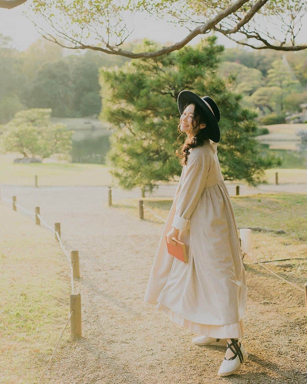 斎藤なりのインスタグラム：「「モーニングルーティン教えてください」 というご質問をよくいただくからお応えしとくね🧺🌿 . 朝は大体出かける2〜3時間前には起きます。 朝ご飯は必ずゆっくり食べて キッチンの壁・床・シンクをバーっと拭き掃除して 部屋片付けて 溜まってたら洗濯して ベットメイキングして 顔洗ってストレッチして 準備して出かけます🥰 . 元々朝早く起きるのは苦手だったけど 朝の時間をゆったり使う事が どれだけ贅沢かを知ってからは 病みつきで朝起きれるようになりました🌿」
