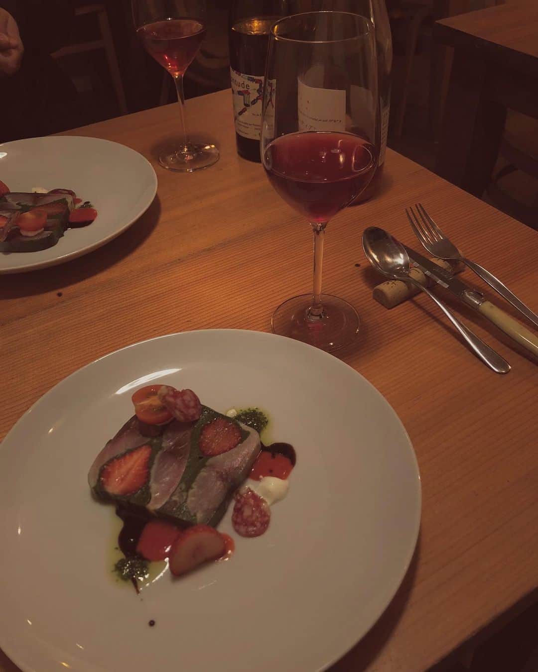 小嶋梨奈さんのインスタグラム写真 - (小嶋梨奈Instagram)「鯖とイチゴが こんなにマッチするなんて🥺 ワイン得意じゃないのに ここでなら美味しく飲み干せた✨ すぐ酔うけども😂 本当美味しかったーー！！！ 素敵な空間と時間、ありがとうございました✨ #dinner ♡♡♡」12月23日 21時36分 - corina_718