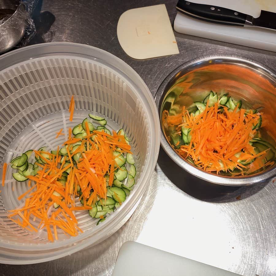 池田真子さんのインスタグラム写真 - (池田真子Instagram)「はじめての「クッキングスクールレッスン体験」へ！！ ． 一人暮らしを始めて自炊するようになって、料理は手軽で簡単なものばかり作ってたけど、今回参加してみて、もっと色んな料理をしてみたいとか、前よりもっと料理が好きになった！！ ． ． ． Kitchen Sommelierさん( @kitchensommelier_cookingschool )の 基礎ファーストコース　理論ベース実習【包丁】を体験させて頂いて、もうびっくりすることだらけでなんか感動した！！！ ． ． ただ料理を作るだけじゃなくて、色んなことを学びながら知識もつけられるから嬉しい＊° ． ． 事前に説明を受けながら料理で毎回使う包丁についての基本を学んで、切り方や包丁の使い方によって野菜の味が変わること、なんでそうするのかとかを実践しながら覚えられるから、理由を知ることで興味も湧くし、野菜を切るのがもっと楽しくなった！！ ． 少人数制で質問もしやすくて、毎回わかりやすく丁寧に教えていただけて、普段にも取り入れたいことが増えた！ ． ． 実際に切ってみて、包丁が扱いやすくなったり、玉ねぎも包丁の使い方だけで全然目にしみなかったり、家でもよく切る同じ野菜なはずやのに、今までにないくらい薄切りや千切りが上手くできて、自分が切った野菜じゃないみたいで不思議な感覚でおもしろかった！ ． ． 今まで知らなかった色んな発見があって、レパートリーも増えたし、これから自分のために、もう少し手を加えた料理も作ってみたくなった✨ ． . ▽今回作ったメニューはこちら♪ 豚しゃぶサラダ／玉ねぎドレッシング／野菜味噌汁／浅漬け (コースによって家庭料理からお店に出てくるような料理まで、色んなメニューがあったよ！) ． ． 完成後は作った料理を実際に食べてみて、いつも食べる感じと違って野菜が細く切れてたり、少しの調整で味が引き締まってたり、美味しくて嬉しかったなぁ＊° ． ． ． 片付けまで終えた後は復習もできて、今回学んだことを改めて整理できました＊° ． ． ． 四ツ橋駅からすぐで、心斎橋からも歩いて行けるから便利！ 女性に限らず男性の参加者もたくさんいらっしゃるみたいで、もっと料理がうまくなりたいとか基礎を学びたい方、花嫁修行したい方やママの方、お店を出したりプロを目指す方など、自分に合ったコースも選べるから気になった方はチェックしてみてね＊° ． ． ． #料理 #クッキングラム #大人の料理教室 #クッキングレッスン #体験レッスン #キッチンソムリエ #supported #手作り料理 #お料理教室 #お料理 #お料理記録 #お料理上手になりたい #豚しゃぶサラダ #料理初心者 #料理教室 #料理好きな人と繋がりたい #instagood #love  #instacooking #photooftheday #instapic #picoftheday #lesson #cooking #instafood #kitchen #foodstagram #cookingram」12月23日 21時40分 - mako_ikeda
