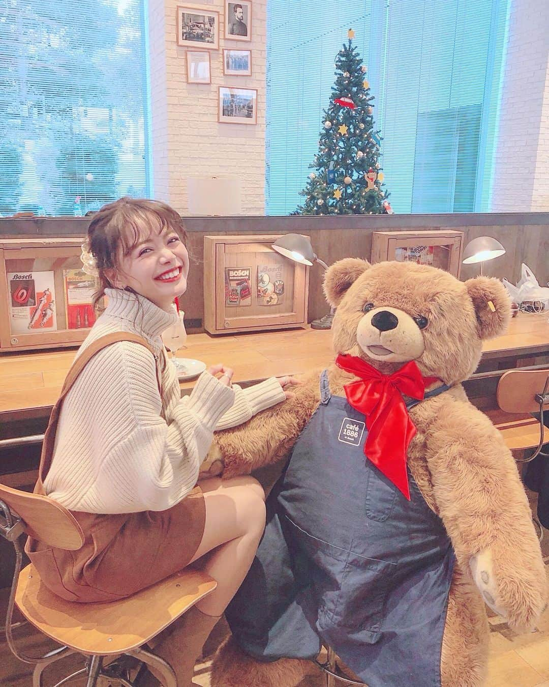 山崎春佳さんのインスタグラム写真 - (山崎春佳Instagram)「👧🏼🐻🎄❣️ . soooo happy🤯❤️❤️ i love you @steiff_official 💋 . まゆぽんと一緒に愛するシュタイフベアたちと交流できて本当に幸せだった…誘ってくれてありがとう😖😢❣️❣️ 嬉しくなっちゃって動画のテンション中々気持ち悪く仕上がっちゃってます(笑) ちっちゃな頃からテディベアに囲まれて育ったので、オトナになった今もなお好きを引きずっております🤣 . お洋服とヘアクリップは @milkfedjp です〜💫 . #me #tbt #cafe #shibuya #teddybear #steiff #steiffbear #lovely #adorable #cozy #hug #love #bear #cute #ootd #outfit #milkfed #渋谷カフェ #シュタイフ #テディベア #ぬいぐるみ #じゃれてる」12月23日 21時43分 - haruka_yamazaki