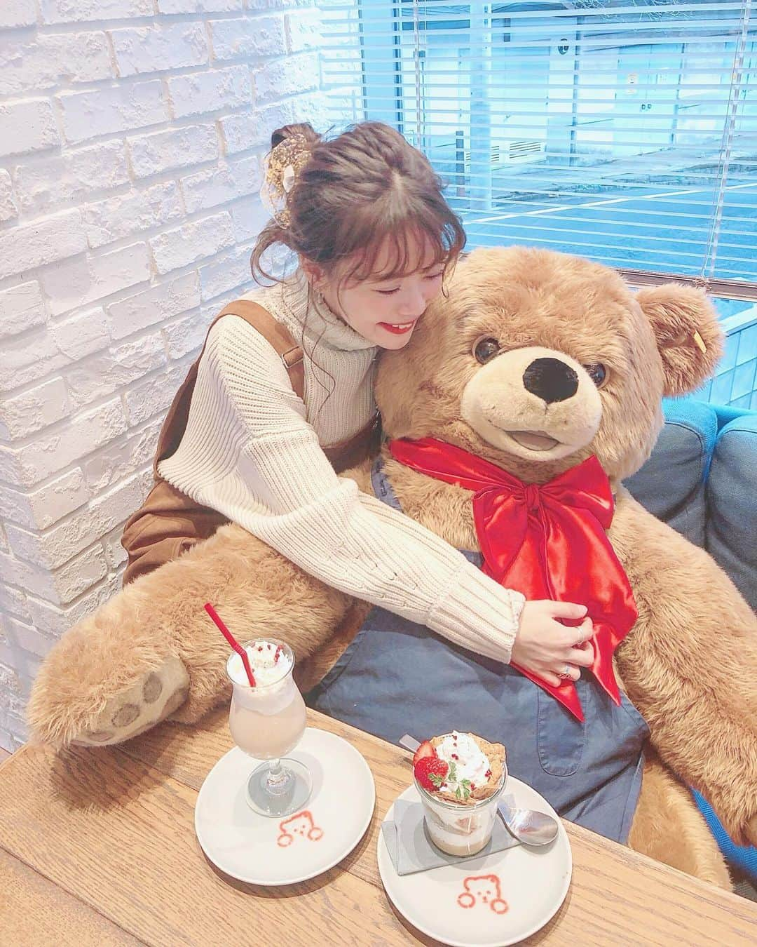 山崎春佳さんのインスタグラム写真 - (山崎春佳Instagram)「👧🏼🐻🎄❣️ . soooo happy🤯❤️❤️ i love you @steiff_official 💋 . まゆぽんと一緒に愛するシュタイフベアたちと交流できて本当に幸せだった…誘ってくれてありがとう😖😢❣️❣️ 嬉しくなっちゃって動画のテンション中々気持ち悪く仕上がっちゃってます(笑) ちっちゃな頃からテディベアに囲まれて育ったので、オトナになった今もなお好きを引きずっております🤣 . お洋服とヘアクリップは @milkfedjp です〜💫 . #me #tbt #cafe #shibuya #teddybear #steiff #steiffbear #lovely #adorable #cozy #hug #love #bear #cute #ootd #outfit #milkfed #渋谷カフェ #シュタイフ #テディベア #ぬいぐるみ #じゃれてる」12月23日 21時43分 - haruka_yamazaki