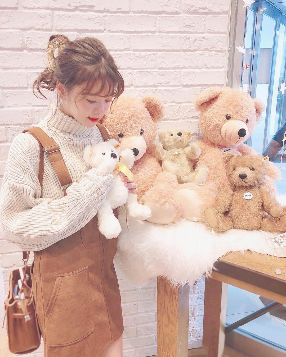 山崎春佳さんのインスタグラム写真 - (山崎春佳Instagram)「👧🏼🐻🎄❣️ . soooo happy🤯❤️❤️ i love you @steiff_official 💋 . まゆぽんと一緒に愛するシュタイフベアたちと交流できて本当に幸せだった…誘ってくれてありがとう😖😢❣️❣️ 嬉しくなっちゃって動画のテンション中々気持ち悪く仕上がっちゃってます(笑) ちっちゃな頃からテディベアに囲まれて育ったので、オトナになった今もなお好きを引きずっております🤣 . お洋服とヘアクリップは @milkfedjp です〜💫 . #me #tbt #cafe #shibuya #teddybear #steiff #steiffbear #lovely #adorable #cozy #hug #love #bear #cute #ootd #outfit #milkfed #渋谷カフェ #シュタイフ #テディベア #ぬいぐるみ #じゃれてる」12月23日 21時43分 - haruka_yamazaki