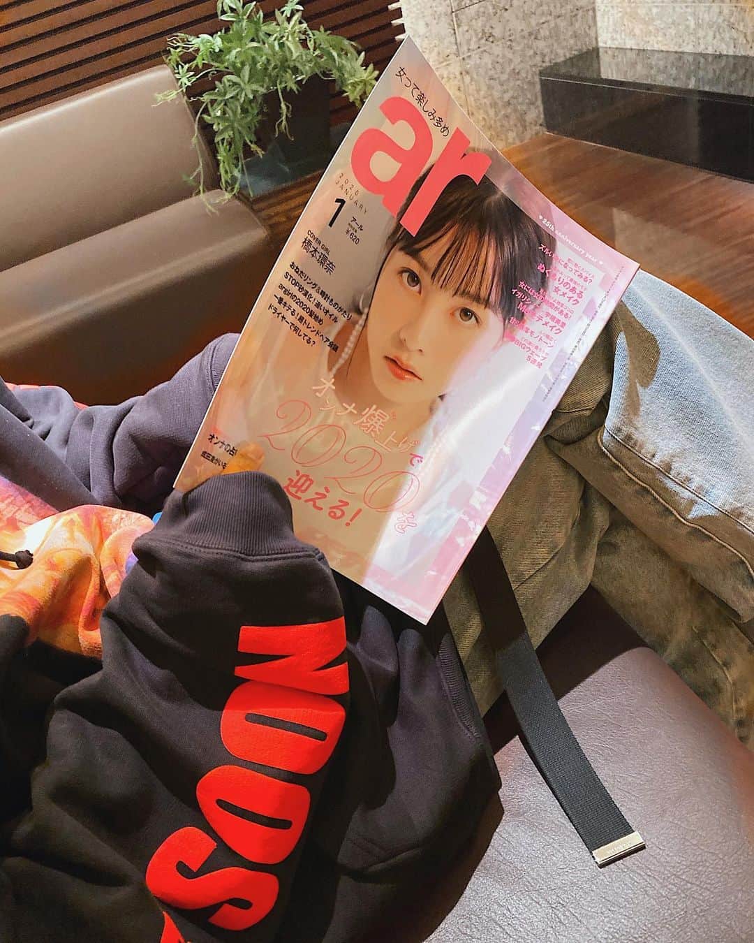 片山良平のインスタグラム：「・ ・ ・ ar１月号の『可愛い子の2020髪始め』に2スタイル掲載されてます✂️ぜひ見てください☺️ ・ 年末は30日まで営業 今日から今年ラストまで表参道店出勤です✂︎ ・ #ar#掲載中 #ちらみせ 🤭 #loness #ヘアスタイル#イメチェン #今年のラストヘア #お任せ下さい」