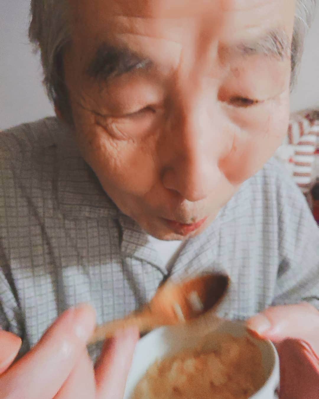KAORUさんのインスタグラム写真 - (KAORUInstagram)「お腹空いて起きてきたお父さん。 ベッドでTKG！ あっという間に食べちゃった(笑)  夕飯、そんなに食べてないから特別ね♪  #Marvelouspro  #お父さん #TKG #介護生活」12月23日 21時46分 - yukisaku_88