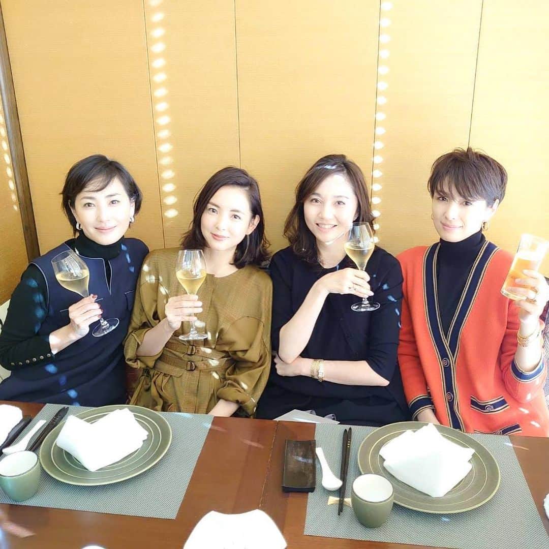 吉村美紀のインスタグラム：「12月生まれのけいこりんと1月生まれの私の合同のお誕生日会を仲良しメンバーにお祝いしていただきました^_^ パレスホテルの琥珀宮でも中華ランチ💕 どれも美味しかったです〜 お着物のショーをやっていたときからの仲良し❤️ これからもよろしくお願いします❣️ #お誕生日会 #仲良し #パレスホテル東京 #美容話に盛り上がる」