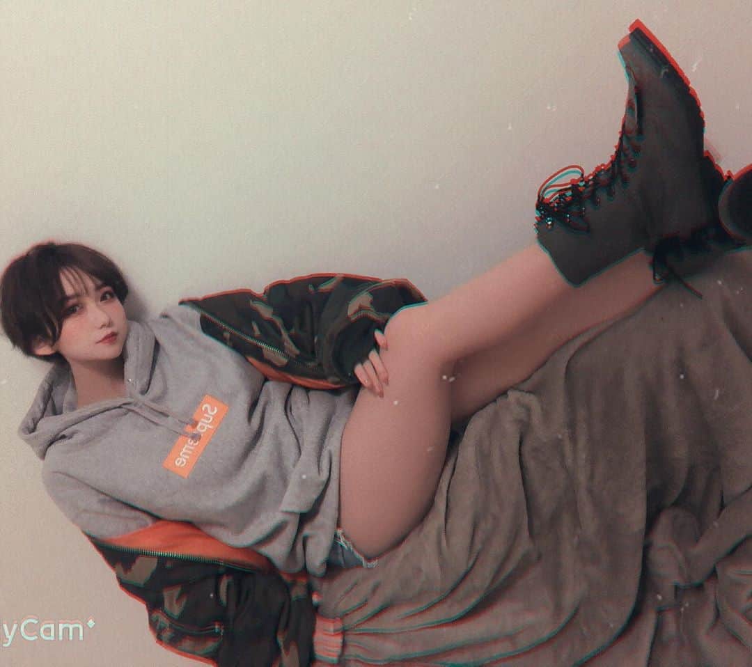 大石ほのかのインスタグラム：「@showroom.official.sapporo  supreme グレーパーカー✨⭐️ Ｌサイズ着ました👚👍 . オレンジがめっちゃ可愛い～(๑˭̴̵̶́ꄱ˭̴̵̶̀ )💓 . 今日はこれから出勤だよー💓👊👊 .  #supreme#streetstyle#likeforlikes#followforfollowback#photooftheday#likeforfollow#follow4follow#instagood#❤#いいね返し#巨乳#谷間#love#ススキノ#ホステス#キャバクラ#キャバ嬢#ニュークラブ#フィリア#バルセロナグループ#歌舞伎町#六本木#中洲#錦#栄#北新地#ミナミ」