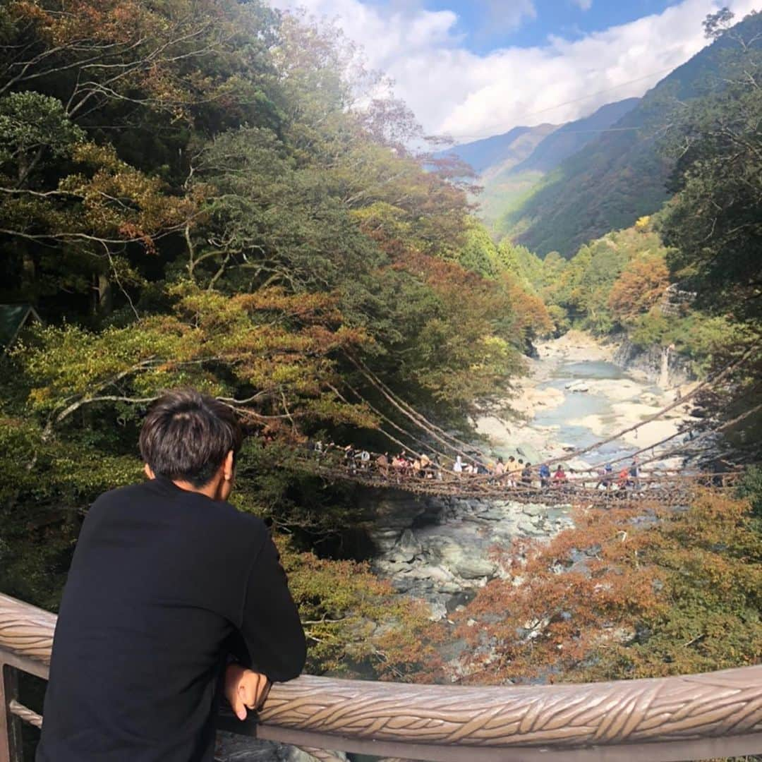 秋山拓也のインスタグラム：「. 久しぶりの投稿。 いつかのoffにかずら橋へ🍁 大自然最高でした💪 . #祖谷のかずら橋#徳島#かずら橋#徳島ヴォルティス#秋山拓也」