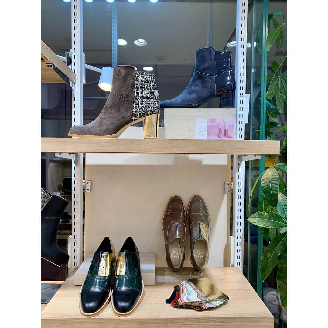 熊井友理奈さんのインスタグラム写真 - (熊井友理奈Instagram)「👠👞🥿 _  偶々フラッと立ち寄ったお店。 それがきっかけでもう今では虜に🥴❤️ _  21〜26センチとサイズ展開も多くて、 何よりも自分好みにカスタムできることが 本当に嬉しい👏  デザインだけでなくて履き心地・歩き心地も 店員さんが一緒にチェックしてくださるので、 完成品を履いた瞬間シンデレラ気分です👠✨ _  もう今から春に向けて お気に入りの一足を作るのもいいかも🌸  #marnon  #マルノン #shoes  #ordermade  #pumps #boots」12月23日 21時51分 - kumai_yurina