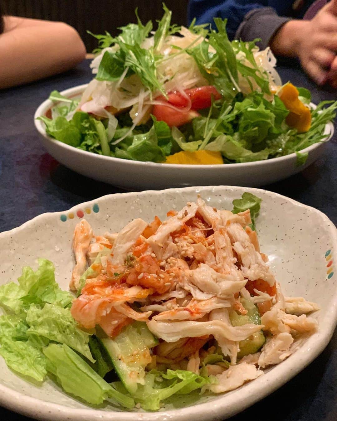 Sayaka.Mさんのインスタグラム写真 - (Sayaka.MInstagram)「. つぼ八×ジョイフィットのコラボ ヘルシーメニューがあるという事で 高カロリーなものを食べがちな この時期にぴったりだから 行ってきました🥰 . 我が家は 1日分の野菜もぐもぐサラダ 103kcal 皮なし骨つき鷄もも肉のにんにく炙り焼 271kcal きのこのレモンホイル焼き 130kcal 豆乳塩ちゃんこ鍋 287kcal 鳥ささみ串わさびのせ 70kcal 蒸し鶏ときゅうりのキムチ和え 141kcal まぐろとアボカドの生春巻き 126kcal を注文✨ . 他にもヘルシーなとんぺい焼や海藻麺なんかも惹かれました〜👏 . 提供までのスピードが速い流石つぼ八 子供の椅子もあるから安心 . 子供達もサラダをしっかり食べて、骨つき鷄もも肉をペロリ😋 豆乳鍋は一歳なりたての息子はバクバク . 11月26日（火）から1月28日（火）までJOYFIT会員は期間中ずっとお食事１０％OFF、非会員はつぼ八でお食事したら体験０円チケットが貰えるという嬉しいキャンペーン中 . つぼ八 https://www.tsubohachi.co.jp/ ジョイフィット https://joyfit.jp/ . =============== 私の食べ歩きの記録は Gourmet food information 제 외식기록 ↓↓↓ #sayaka動画 =============== . #つぼ八 #つぼ八でご飯 #ジョイフィット #ジョイフィット宮の沢 #居酒屋 #ジム女子 #ジム通い #ダイエットメニュー #ダイエットレシピ #ダイエット食 #ジム活 #ダイエット #ダイエット記録 #札幌グルメ #札幌ジム #PR #札幌居酒屋 #札幌 #さっぽろ #筋トレ #筋トレ女子 #筋トレ食 #筋トレ飯 #筋トレ女子と繋がりたい #筋トレママ #筋トレ部 #トレーニングメニュー #トレーニング好きな人と繋がりたい #トレーニング後」12月23日 21時52分 - insta.sayaka