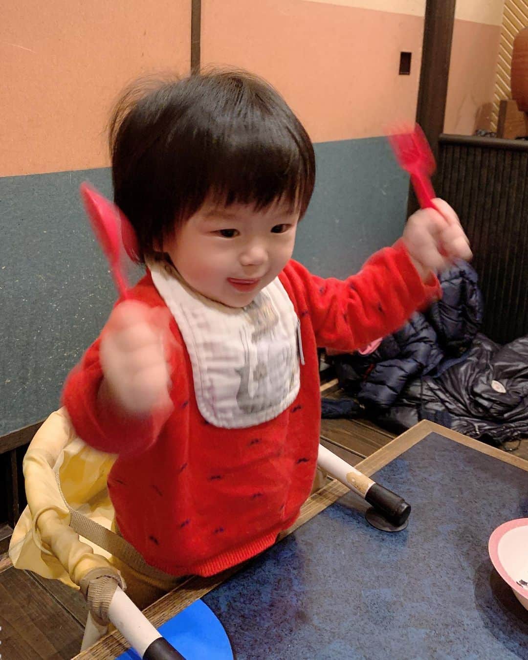 Sayaka.Mさんのインスタグラム写真 - (Sayaka.MInstagram)「. つぼ八×ジョイフィットのコラボ ヘルシーメニューがあるという事で 高カロリーなものを食べがちな この時期にぴったりだから 行ってきました🥰 . 我が家は 1日分の野菜もぐもぐサラダ 103kcal 皮なし骨つき鷄もも肉のにんにく炙り焼 271kcal きのこのレモンホイル焼き 130kcal 豆乳塩ちゃんこ鍋 287kcal 鳥ささみ串わさびのせ 70kcal 蒸し鶏ときゅうりのキムチ和え 141kcal まぐろとアボカドの生春巻き 126kcal を注文✨ . 他にもヘルシーなとんぺい焼や海藻麺なんかも惹かれました〜👏 . 提供までのスピードが速い流石つぼ八 子供の椅子もあるから安心 . 子供達もサラダをしっかり食べて、骨つき鷄もも肉をペロリ😋 豆乳鍋は一歳なりたての息子はバクバク . 11月26日（火）から1月28日（火）までJOYFIT会員は期間中ずっとお食事１０％OFF、非会員はつぼ八でお食事したら体験０円チケットが貰えるという嬉しいキャンペーン中 . つぼ八 https://www.tsubohachi.co.jp/ ジョイフィット https://joyfit.jp/ . =============== 私の食べ歩きの記録は Gourmet food information 제 외식기록 ↓↓↓ #sayaka動画 =============== . #つぼ八 #つぼ八でご飯 #ジョイフィット #ジョイフィット宮の沢 #居酒屋 #ジム女子 #ジム通い #ダイエットメニュー #ダイエットレシピ #ダイエット食 #ジム活 #ダイエット #ダイエット記録 #札幌グルメ #札幌ジム #PR #札幌居酒屋 #札幌 #さっぽろ #筋トレ #筋トレ女子 #筋トレ食 #筋トレ飯 #筋トレ女子と繋がりたい #筋トレママ #筋トレ部 #トレーニングメニュー #トレーニング好きな人と繋がりたい #トレーニング後」12月23日 21時52分 - insta.sayaka