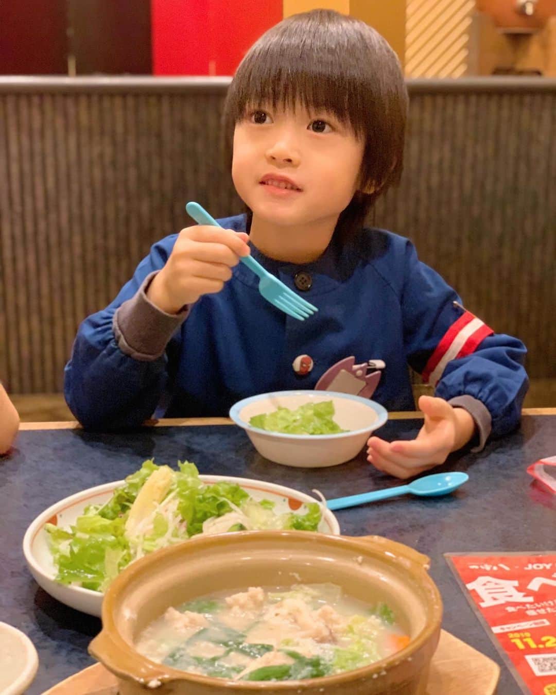 Sayaka.Mさんのインスタグラム写真 - (Sayaka.MInstagram)「. つぼ八×ジョイフィットのコラボ ヘルシーメニューがあるという事で 高カロリーなものを食べがちな この時期にぴったりだから 行ってきました🥰 . 我が家は 1日分の野菜もぐもぐサラダ 103kcal 皮なし骨つき鷄もも肉のにんにく炙り焼 271kcal きのこのレモンホイル焼き 130kcal 豆乳塩ちゃんこ鍋 287kcal 鳥ささみ串わさびのせ 70kcal 蒸し鶏ときゅうりのキムチ和え 141kcal まぐろとアボカドの生春巻き 126kcal を注文✨ . 他にもヘルシーなとんぺい焼や海藻麺なんかも惹かれました〜👏 . 提供までのスピードが速い流石つぼ八 子供の椅子もあるから安心 . 子供達もサラダをしっかり食べて、骨つき鷄もも肉をペロリ😋 豆乳鍋は一歳なりたての息子はバクバク . 11月26日（火）から1月28日（火）までJOYFIT会員は期間中ずっとお食事１０％OFF、非会員はつぼ八でお食事したら体験０円チケットが貰えるという嬉しいキャンペーン中 . つぼ八 https://www.tsubohachi.co.jp/ ジョイフィット https://joyfit.jp/ . =============== 私の食べ歩きの記録は Gourmet food information 제 외식기록 ↓↓↓ #sayaka動画 =============== . #つぼ八 #つぼ八でご飯 #ジョイフィット #ジョイフィット宮の沢 #居酒屋 #ジム女子 #ジム通い #ダイエットメニュー #ダイエットレシピ #ダイエット食 #ジム活 #ダイエット #ダイエット記録 #札幌グルメ #札幌ジム #PR #札幌居酒屋 #札幌 #さっぽろ #筋トレ #筋トレ女子 #筋トレ食 #筋トレ飯 #筋トレ女子と繋がりたい #筋トレママ #筋トレ部 #トレーニングメニュー #トレーニング好きな人と繋がりたい #トレーニング後」12月23日 21時52分 - insta.sayaka