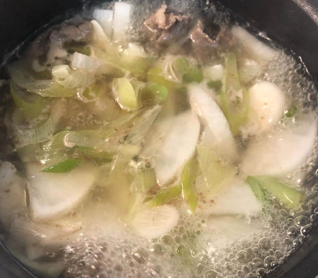 千波さんのインスタグラム写真 - (千波Instagram)「身体温まる🍴牛肉スープ * 韓国で食べたカルビタンがどうしても食べたくて🍳あっさりの牛スープに なりました。 * 目分量ですみません、、 材料 長ねぎ半分 大根10センチくらい ニンニク1片 牛肉薄切り(もも肉であっさりにしました) お水 お酒50㏄程 中華系の粉末ダシ(鶏ガラスープ) 塩胡椒　適量(私は薄味なのでほとんど入れません) 白ごま、胡椒はお好みで * ❶鍋のお湯が沸騰したら お肉を入れ、灰汁をしっかり取ります。 ❷火が通ったら野菜とニンニク、お酒、粉末ダシを入れて野菜に火が通るまで灰汁を取りながら加熱。 ❸綺麗に灰汁をとって、 味を見てダシや塩胡椒で調えて完成 ❹お好みでゴマやブラックペッパーをかけます✨ * ご飯を入れても美味しいので お昼を簡単に済ませたい時にはここにご飯をダイブ🍚🍴 #牛肉スープ #酢だこ #ネギのナムル #ヘルシーご飯 #温活」12月23日 21時53分 - chinami19880612