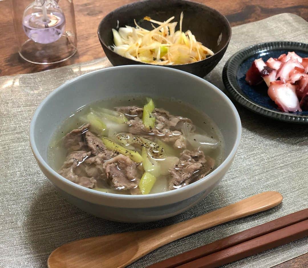 千波さんのインスタグラム写真 - (千波Instagram)「身体温まる🍴牛肉スープ * 韓国で食べたカルビタンがどうしても食べたくて🍳あっさりの牛スープに なりました。 * 目分量ですみません、、 材料 長ねぎ半分 大根10センチくらい ニンニク1片 牛肉薄切り(もも肉であっさりにしました) お水 お酒50㏄程 中華系の粉末ダシ(鶏ガラスープ) 塩胡椒　適量(私は薄味なのでほとんど入れません) 白ごま、胡椒はお好みで * ❶鍋のお湯が沸騰したら お肉を入れ、灰汁をしっかり取ります。 ❷火が通ったら野菜とニンニク、お酒、粉末ダシを入れて野菜に火が通るまで灰汁を取りながら加熱。 ❸綺麗に灰汁をとって、 味を見てダシや塩胡椒で調えて完成 ❹お好みでゴマやブラックペッパーをかけます✨ * ご飯を入れても美味しいので お昼を簡単に済ませたい時にはここにご飯をダイブ🍚🍴 #牛肉スープ #酢だこ #ネギのナムル #ヘルシーご飯 #温活」12月23日 21時53分 - chinami19880612