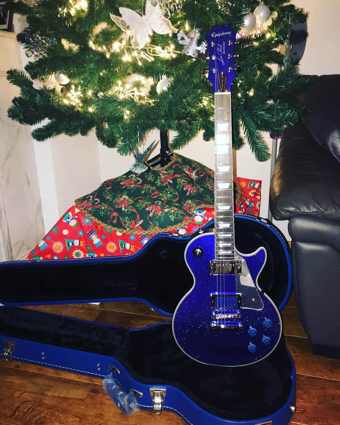 KISSさんのインスタグラム写真 - (KISSInstagram)「Thanks to Jochem Blaauw for sharing his early #KISSmas gift with us. His wife bought him this @tommy_thayer_official Electric Blue Les Paul @epiphone . WOW!」12月23日 21時53分 - kissonline