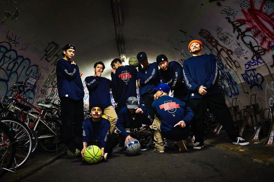 ZiNEZKAMIKAZEさんのインスタグラム写真 - (ZiNEZKAMIKAZEInstagram)「12/24(21:00JPN) ・ #sream × #forgetnever collab long sleeve drop. ・ Photo:  @ayato28  Film: @fnc_fly ・ *no front tag on the merchandise. *販売用のロンTEEにはフロントに入っているタグはつきません。 #freestylebasketball #bboy #streetculture」12月23日 21時54分 - zinez_kamikaze