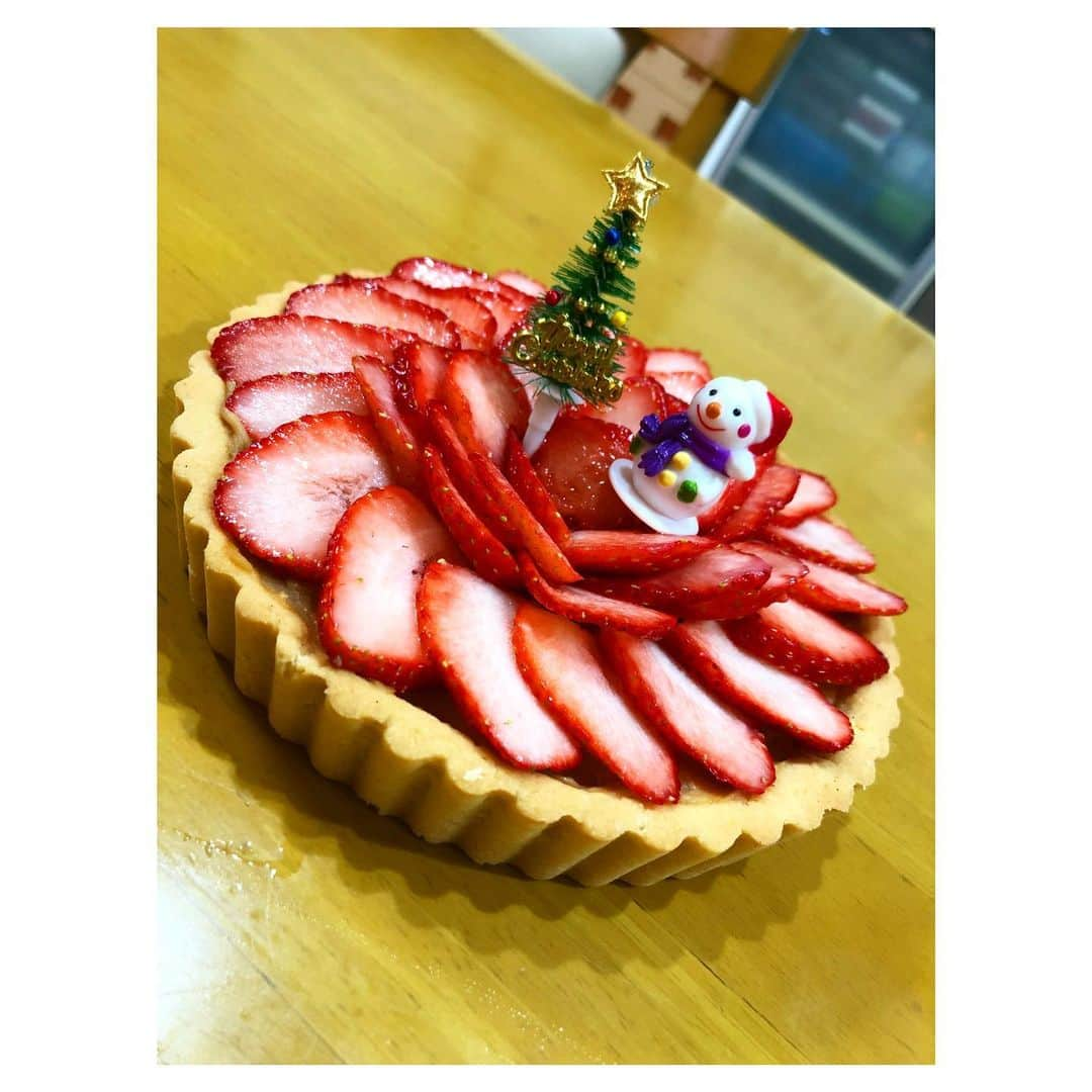 永井葉月さんのインスタグラム写真 - (永井葉月Instagram)「___________________________________________ Hazu'kitchen👩‍🍳✨ ☆Strawberry tart cake🍓 ☆ Acai bowl & Sweet potato cake ☆ Apple tart cake 🍎 . 最近作ったものを🙋‍♀️ いちごタルトは#ヴィーガンケーキ  お父さんとお母さんの誕生日の時に ケーキが無かったので 今日帰ってから作りました☺️ 体に悪い物は使っていません✨ . アサイーボウル サツマイモパウンドケーキ 朝食にピッタリで簡単なレシピ！ パウンドケーキは米粉で作ってます👏 . 最後はリンゴタルトケーキで #ヴィーガンケーキ になってます！ 試合前だったので皆に少しずつだけど 全て有機の物を使ってるので安心😋 美味しいって食べてくれました✨ . まだまだ作れるもの増やさなきゃ。 冬の間に何か美味しいスイーツ作れるように頑張ります🙋‍♀️💗 リクエストがあれば、、、、笑✨ . #hazukitchen #はづきっちん  #マクロビタルトケーキ  #アサイーボウル  #サツマイモパウンドケーキ  #料理 #スイーツ #料理好き」12月23日 22時01分 - hazuki815hazuki