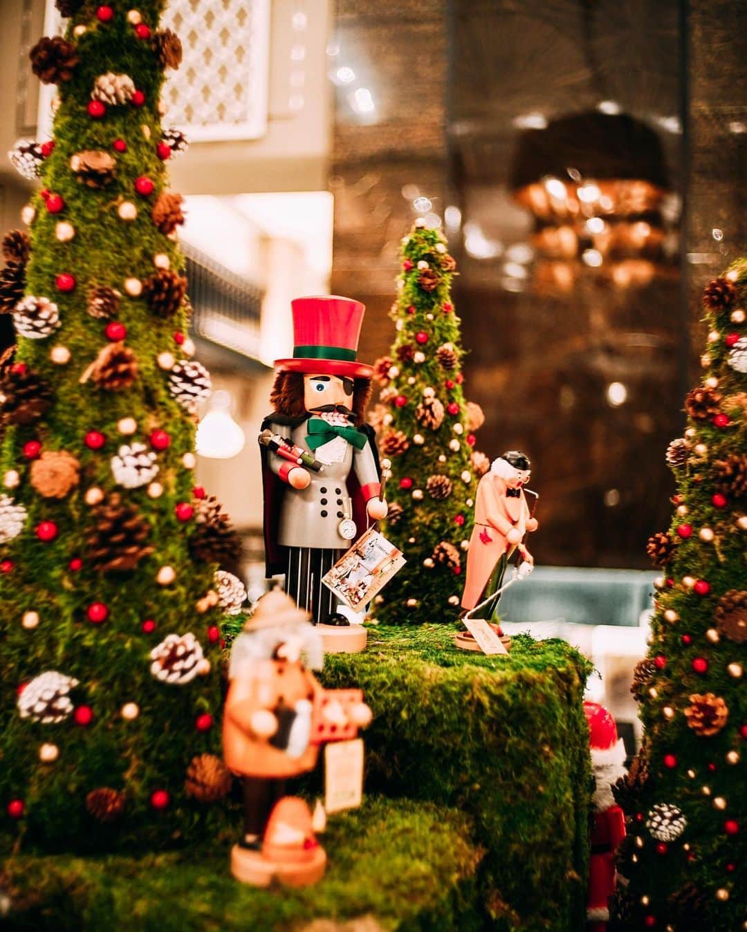 Shangri-La Hotel, Tokyoさんのインスタグラム写真 - (Shangri-La Hotel, TokyoInstagram)「クリスマスまでいよいよ残り2日です。皆さまはサンタさんにプレゼントのお願いはしましたか？ Two more days till Christmas! Have you already told Santa what you want this year? #シャングリラ東京 #東京 #銀座 #丸の内 #東京ホテル #ラグジュアリーホテル #シャングリラクリスマス #クリスマス #フェスティブシーズン #shangrila #shangrilatokyo #Tokyo #Marunouchi #Ginza #LuxuryHotel #TokyoHotel #Christmas #shangrilachristmas #festiveseason」12月23日 22時01分 - shangrila_tokyo