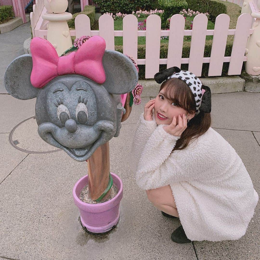 Yukaのインスタグラム：「⭐️⭐️⭐️⭐️⭐️ - ディズニーランドのトゥーンタウンが一番好き🥺 カラフルでかわいいいいいいいい💕 - スプリングロール(ピザ味) ¥350 グローブシェイプ・ローストチキンパオ ¥600 ポップコーン(コーンポタージュ) ¥500 (リフィル) ポップコーン(ミルクチョコレート) ¥500 (リフィル) - 普段全然ポップコーン食べないし、映画観るときもチュロスとホットドッグ派だけどディズニーのポップコーンだけ大好き🥺🥺 今回も自分のポップコーンケース持って行ったから、リフィルしてもらった。 コーンポタージュとミルクチョコレート頼んでみた どっちも美味しかったけど、個人的にコーンポタージュのほうが好き🥺 ランキング上位3位はやっぱりミルクティー、ガーリックシュリンプ、ハニーだね🤭 ミルクティー味の再販して欲しいなぁー みんなのポップコーンランキングはなに？🤨 - 樂園最喜歡的地方就是卡通城 顏色超級繽紛每次看了都很興奮💕 - 平常不吃爆米花，連去電影院也都是點吉拿棒跟熱狗堡 唯獨樂園的爆米花幾乎每次去都會買 這次也自己帶了爆米花桶 點了兩次，一次是玉米濃湯口味，一次是牛奶巧克力口味 兩個都很好吃，個人偏愛玉米濃湯口味多一點 但我心目中的前三名還是奶茶口味、蒜香蝦口味、蜂蜜口味 是說好希望奶茶口味可以再度販售😭😭😭 大家喜歡的口味是什麼呢？還是有其他推薦的口味拜託告訴我🥺🥺 #disneyland#disneyresort#tokyodisneyland#tokyodisneyresort#TDR#TDL#christmas#disneychristmas#ootd#101匹わんちゃん東京ディズニーランド#東京ディズニーリゾート#ディズニーランド#ディズニーリゾート#ディズニー#ディズニーコーデ#ディズニークリスマス#ディズニーデート#ディズニー写真部#ディズニー部#冬#カメラ女子#被写体#メリクリ#ディズニークリスマス#ディズニークリスマスストリーズ#パレード」