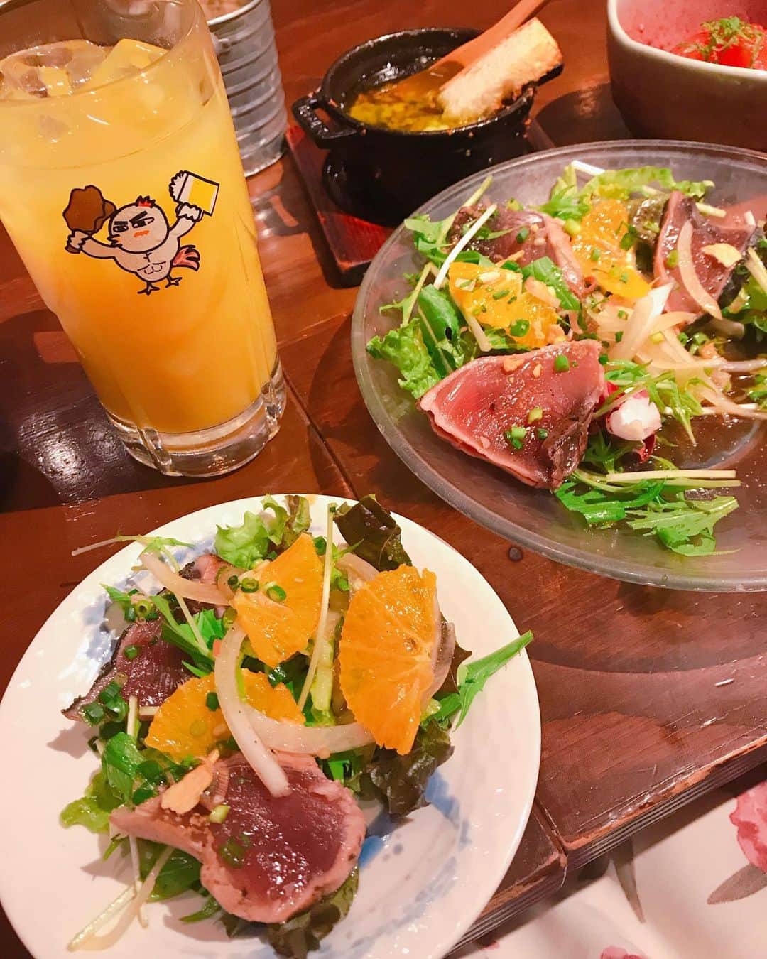 DJ MIYAさんのインスタグラム写真 - (DJ MIYAInstagram)「こんばんは💗昨日は、渋谷で夕ご飯を食べてきましたぁ❤️❤️ マークシティーからもすぐ近くの所にある、 「釜焼鳥本舗おやひなや 渋谷ハチ公口店」に行ってきました。❤️ .  讃岐名物の「骨付鳥」が名物の居酒屋さんで、焼鳥以外のメニューもかなーり充実していました♪(^ ^) . .  ふっくらとした鶏肉が、外の皮がパリパリ、それにやわらかジューシーでめっちゃ美味しい～～～！！❤️ . ★かつをの土佐盛りサラダや、★アボカドのアヒージョも美味しーい！！しかもアヒージョの器可愛い❤️😍 . . ★チキンバンバン 580円  えー！！！このボリュームでこのコスパには驚きー！ 甘辛のとろーりスパイシーなソースとさっくさくの鶏肉がめっちゃ美味しいのー！！❤️ . . ★伝説の親子重 1380円  グリルしたおやどりと、たっぷーりのたまごでふんわーり！！めっちゃめっちゃ美味しいよーぉ❤️引き締まってこりっとすら感じるおやどりの食感がたまらないねー！！たまごも甘くしてあって食べやすいです。 . . ★オカマのプリン🍮 デザートまで濃厚たまごが使われていて、絶品のプリンですよぉー、これ(^○^) 贅沢スイーツが、まさか渋谷のここで食べられるとは驚きましたっ！  ここならではのお料理が食べられるので おすすめです。  すごい渋谷駅から近いし、ひとりでも入りやすかったでーす☆彡 . ごちそうさまでした❤️ .  渋谷おやひなやで検索してね! Casting By @woomy.restaurant#PR . .  #グルメ女子　#渋谷居酒屋　#渋谷　#渋谷グルメ　#グルメ #グルメブロガー　#焼き鳥好き　#おやひなや　#SHIBUYA　 #居酒屋さん　#渋谷グルメ　#旅インスタグラマー　#今日のコーデ #旅好き女子　#フィットネス女子　#グルメ好き　#郷土料理 #四国料理　#鶏肉　#今日のメイク　#ファッション好き　#ファッションブロガー #ファッショニスタ　#インスタグラマー　#インフルエンサー」12月23日 22時07分 - dj_miya
