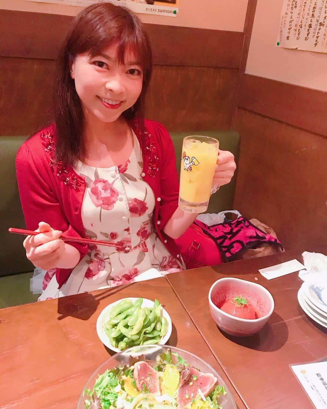 DJ MIYAさんのインスタグラム写真 - (DJ MIYAInstagram)「こんばんは💗昨日は、渋谷で夕ご飯を食べてきましたぁ❤️❤️ マークシティーからもすぐ近くの所にある、 「釜焼鳥本舗おやひなや 渋谷ハチ公口店」に行ってきました。❤️ .  讃岐名物の「骨付鳥」が名物の居酒屋さんで、焼鳥以外のメニューもかなーり充実していました♪(^ ^) . .  ふっくらとした鶏肉が、外の皮がパリパリ、それにやわらかジューシーでめっちゃ美味しい～～～！！❤️ . ★かつをの土佐盛りサラダや、★アボカドのアヒージョも美味しーい！！しかもアヒージョの器可愛い❤️😍 . . ★チキンバンバン 580円  えー！！！このボリュームでこのコスパには驚きー！ 甘辛のとろーりスパイシーなソースとさっくさくの鶏肉がめっちゃ美味しいのー！！❤️ . . ★伝説の親子重 1380円  グリルしたおやどりと、たっぷーりのたまごでふんわーり！！めっちゃめっちゃ美味しいよーぉ❤️引き締まってこりっとすら感じるおやどりの食感がたまらないねー！！たまごも甘くしてあって食べやすいです。 . . ★オカマのプリン🍮 デザートまで濃厚たまごが使われていて、絶品のプリンですよぉー、これ(^○^) 贅沢スイーツが、まさか渋谷のここで食べられるとは驚きましたっ！  ここならではのお料理が食べられるので おすすめです。  すごい渋谷駅から近いし、ひとりでも入りやすかったでーす☆彡 . ごちそうさまでした❤️ .  渋谷おやひなやで検索してね! Casting By @woomy.restaurant#PR . .  #グルメ女子　#渋谷居酒屋　#渋谷　#渋谷グルメ　#グルメ #グルメブロガー　#焼き鳥好き　#おやひなや　#SHIBUYA　 #居酒屋さん　#渋谷グルメ　#旅インスタグラマー　#今日のコーデ #旅好き女子　#フィットネス女子　#グルメ好き　#郷土料理 #四国料理　#鶏肉　#今日のメイク　#ファッション好き　#ファッションブロガー #ファッショニスタ　#インスタグラマー　#インフルエンサー」12月23日 22時07分 - dj_miya