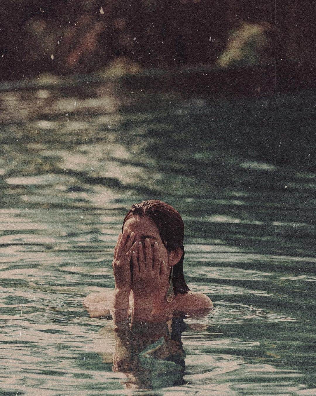 JUNNAのインスタグラム：「𝐻𝐴𝑃𝑃𝑌 𝐻𝑂𝐿𝐼𝐷𝐴𝑌𝑆 🐒 photographer/ @t.menk  #only #junna✈️#junna🧜‍♀️ #ETRE水着」