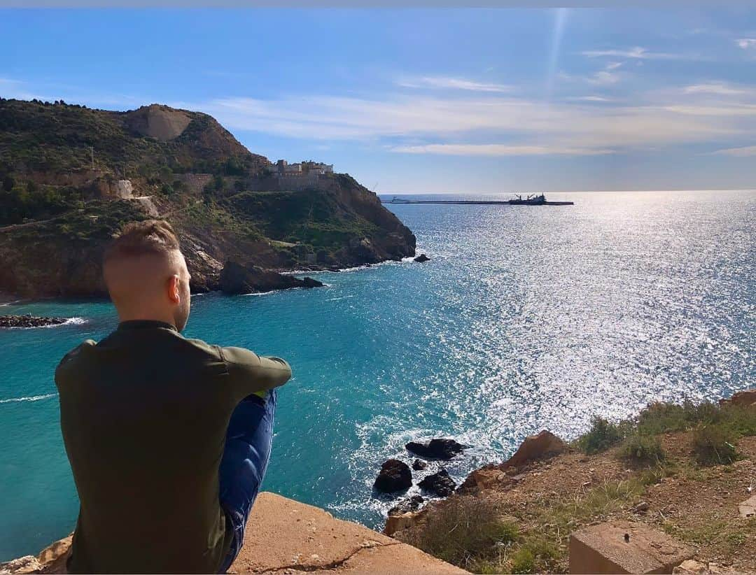 ディエゴ・カペルのインスタグラム：「Que mejor lugar que este para desearos una FELIZ NAVIDAD y mucha salud familia 🤗🙏🏼」