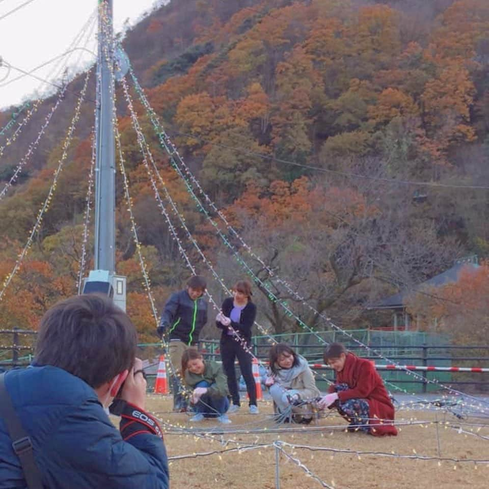 高橋遥さんのインスタグラム写真 - (高橋遥Instagram)「*﻿ 新潟県胎内市にある﻿ 菅原電気工事さん×リリマリのコラボで﻿ 「道の駅　胎内」さんのイルミネーションの﻿ デザイン&設置作業をしました！♡\(◡̈)/﻿ ﻿ 約2万個のLEDライト！﻿ 風や雨で飛ばないように結束バンドで﻿ 細かく止めていったり、針金でしっかり止めたり﻿ いつもきれいだな〜なんて見ていたイルミネーションの裏側では、こんなに大変な作業をしているんだなとしみじみ感じながら設置作業のお手伝いをさせて頂きました！﻿ ﻿ デザインも﻿ 星が有名な胎内なので空から﻿ 星が降ってくるイメージだったり、﻿ 道の駅胎内のお隣にある樽ヶ橋遊園の鹿さんを﻿ イメージしたイルミネーションに﻿ ＊﻿ ﻿ このイルミネーションは、﻿ 今日11/21〜1/10頃まで点灯予定です♪﻿ ﻿ このイルミネーションをきっかけに﻿ 胎内へたくさんの方に来て頂けたらうれしいです！﻿ ﻿ あったかくして、﻿ ぜひ遊びに行ってみてください＊﻿ ﻿ #イルミネーション #新潟県 #胎内市﻿ #道の駅胎内 #菅原電気工事　さん﻿ #リリマリ #リリマリコラボ #地域活性化﻿ #樽ヶ橋遊園 #星 #LED」12月23日 22時12分 - haruka.takahashi.33