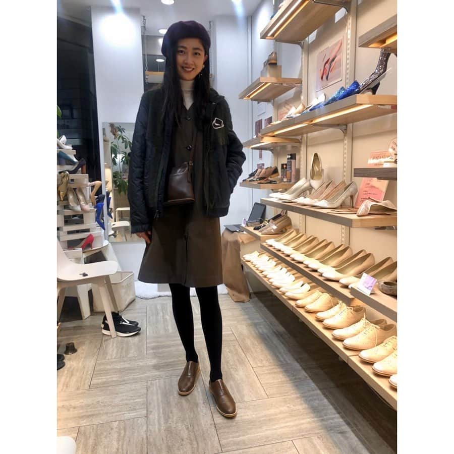 熊井友理奈さんのインスタグラム写真 - (熊井友理奈Instagram)「_  私がオーダーしたのはこの靴👞  ブラウンコーデに合わせやすいように 全体的にシンプルにして、 アクセントとしてタンの部分に ブラウンのパイソン柄を入れました👏  紐を付けるとまた違った印象になるので その日の気分で変えられる！（4枚目見てね）  もうね、 デザインの組み合わせが無限にあるし、 欲しいデザインも色々思いついちゃって めっちゃ迷って😂その迷う時間も楽しくて😂  お二人にアドバイスをいただきながら決めました👍 お陰様でお気に入りの一足に仕上がりました！ 片岡さん、安藤さんありがとうございました😌🙏 _  #marnon  #マルノン #shoes  #ordermade  #pumps #boots #python #pythoncode  #brown #ブラウンコーデ」12月23日 22時13分 - kumai_yurina