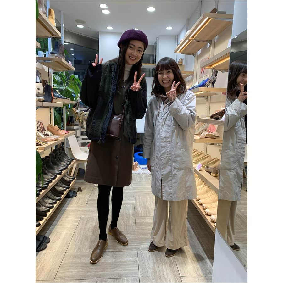 熊井友理奈さんのインスタグラム写真 - (熊井友理奈Instagram)「_  私がオーダーしたのはこの靴👞  ブラウンコーデに合わせやすいように 全体的にシンプルにして、 アクセントとしてタンの部分に ブラウンのパイソン柄を入れました👏  紐を付けるとまた違った印象になるので その日の気分で変えられる！（4枚目見てね）  もうね、 デザインの組み合わせが無限にあるし、 欲しいデザインも色々思いついちゃって めっちゃ迷って😂その迷う時間も楽しくて😂  お二人にアドバイスをいただきながら決めました👍 お陰様でお気に入りの一足に仕上がりました！ 片岡さん、安藤さんありがとうございました😌🙏 _  #marnon  #マルノン #shoes  #ordermade  #pumps #boots #python #pythoncode  #brown #ブラウンコーデ」12月23日 22時13分 - kumai_yurina