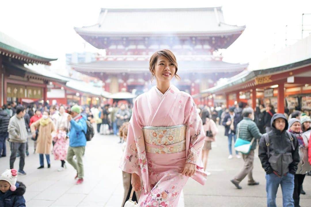 のインスタグラム：「浅草寺⛩ . 和服で浅草をお散歩。 常香炉のお線香の煙が とっても良い雰囲気出してくれてる！ . ☑︎#TokyoMustSee 🗼👀 . . #大人の東京散歩 #浅草 #浅草寺 #五重塔 #着物 #訪問着 #浅草着物レンタル #八重 #浅草着物レンタル八重 #常香炉 #Tokyo #sensoji #sensojitemple #Asakusa #kimono #Japan #tokyosightseeing  @photogragon @yae_japan」