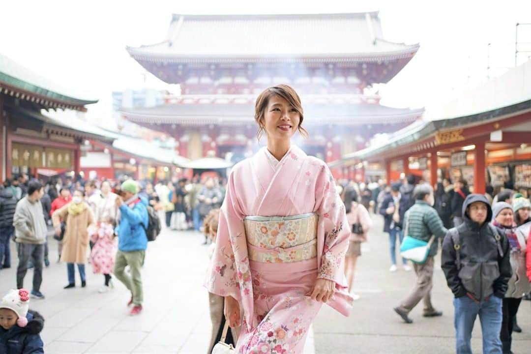 坂元美香さんのインスタグラム写真 - (坂元美香Instagram)「浅草寺⛩ . 和服で浅草をお散歩。 常香炉のお線香の煙が とっても良い雰囲気出してくれてる！ . ☑︎#TokyoMustSee 🗼👀 . . #大人の東京散歩 #浅草 #浅草寺 #五重塔 #着物 #訪問着 #浅草着物レンタル #八重 #浅草着物レンタル八重 #常香炉 #Tokyo #sensoji #sensojitemple #Asakusa #kimono #Japan #tokyosightseeing  @photogragon @yae_japan」12月23日 22時23分 - mika_saka