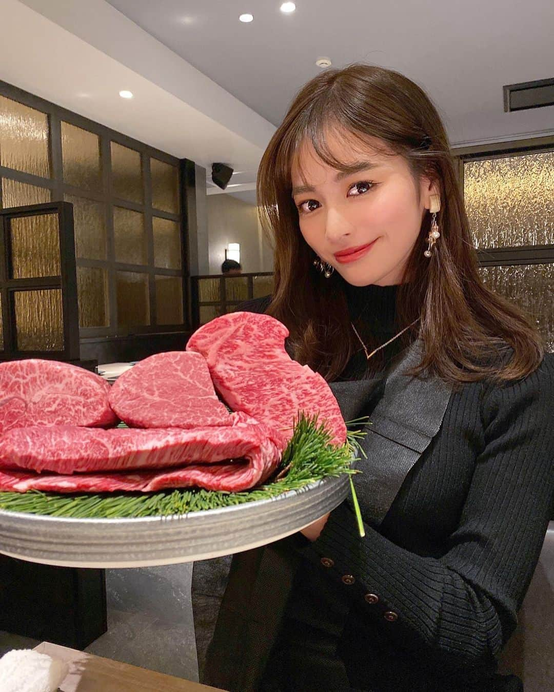 得あゆさんのインスタグラム写真 - (得あゆInstagram)「2020年東京で注目の焼肉屋さん🍖 ・ 来年1/10オープン予定の［うし松］🍖 プレオープンに招待して頂きました‼️ 場所は西麻布交差点からすぐ🔥 お肉が本当に美味しい🥺‼️🔥🍖 タン、ハラミ、ヒレ、シャトーブリアン… それぞれの良さを引き立てる食べ方で 食べれます🥺‼️🔥🔥🔥🔥 ・ 入り口から内装全てにおいて最高級✨ こんなにお洒落で素敵な焼肉屋さん初めてでした‼️ びっくりしました🥺‼️ デートや記念日、特別な日、接待、女子会飲み会などなど… 1度は行ってみる価値があると思います🔥❤️ 是非行ってみて欲しい🥺❤️ 私もopenしたら行かせてもらいます❤️ ・ ・ ・ ・ ・ ・ ・ ・ ・ ・ ・ ・ ・ ・ #うし松#西麻布#西麻布グルメ#西麻布焼肉#焼肉#東京グルメ#東京焼肉#肉#肉食女子#グルメ#食べ歩き#女子会#2020年#夜ごはん#ディナー#美味しい#お洒落#塩タン#飲み会#忘年会#新年会#贅沢#デート#カップル#gourmet#dinner#yakiniku#tokyogourmet#japanesefood#japanesegirl」12月23日 22時16分 - tokuayu819