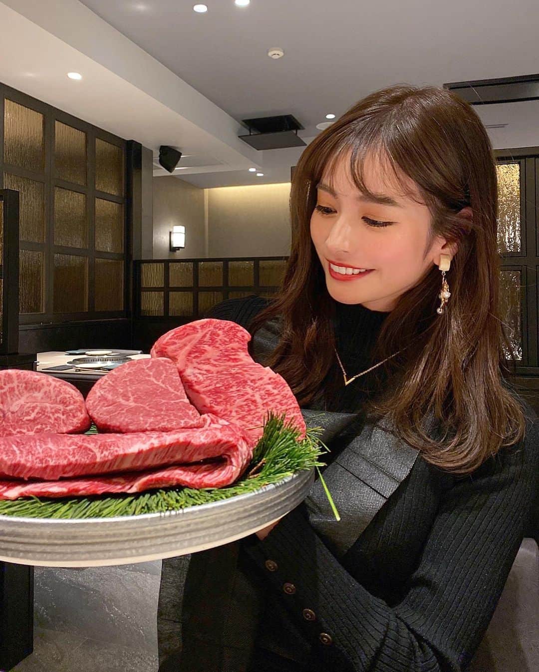 得あゆさんのインスタグラム写真 - (得あゆInstagram)「2020年東京で注目の焼肉屋さん🍖 ・ 来年1/10オープン予定の［うし松］🍖 プレオープンに招待して頂きました‼️ 場所は西麻布交差点からすぐ🔥 お肉が本当に美味しい🥺‼️🔥🍖 タン、ハラミ、ヒレ、シャトーブリアン… それぞれの良さを引き立てる食べ方で 食べれます🥺‼️🔥🔥🔥🔥 ・ 入り口から内装全てにおいて最高級✨ こんなにお洒落で素敵な焼肉屋さん初めてでした‼️ びっくりしました🥺‼️ デートや記念日、特別な日、接待、女子会飲み会などなど… 1度は行ってみる価値があると思います🔥❤️ 是非行ってみて欲しい🥺❤️ 私もopenしたら行かせてもらいます❤️ ・ ・ ・ ・ ・ ・ ・ ・ ・ ・ ・ ・ ・ ・ #うし松#西麻布#西麻布グルメ#西麻布焼肉#焼肉#東京グルメ#東京焼肉#肉#肉食女子#グルメ#食べ歩き#女子会#2020年#夜ごはん#ディナー#美味しい#お洒落#塩タン#飲み会#忘年会#新年会#贅沢#デート#カップル#gourmet#dinner#yakiniku#tokyogourmet#japanesefood#japanesegirl」12月23日 22時16分 - tokuayu819